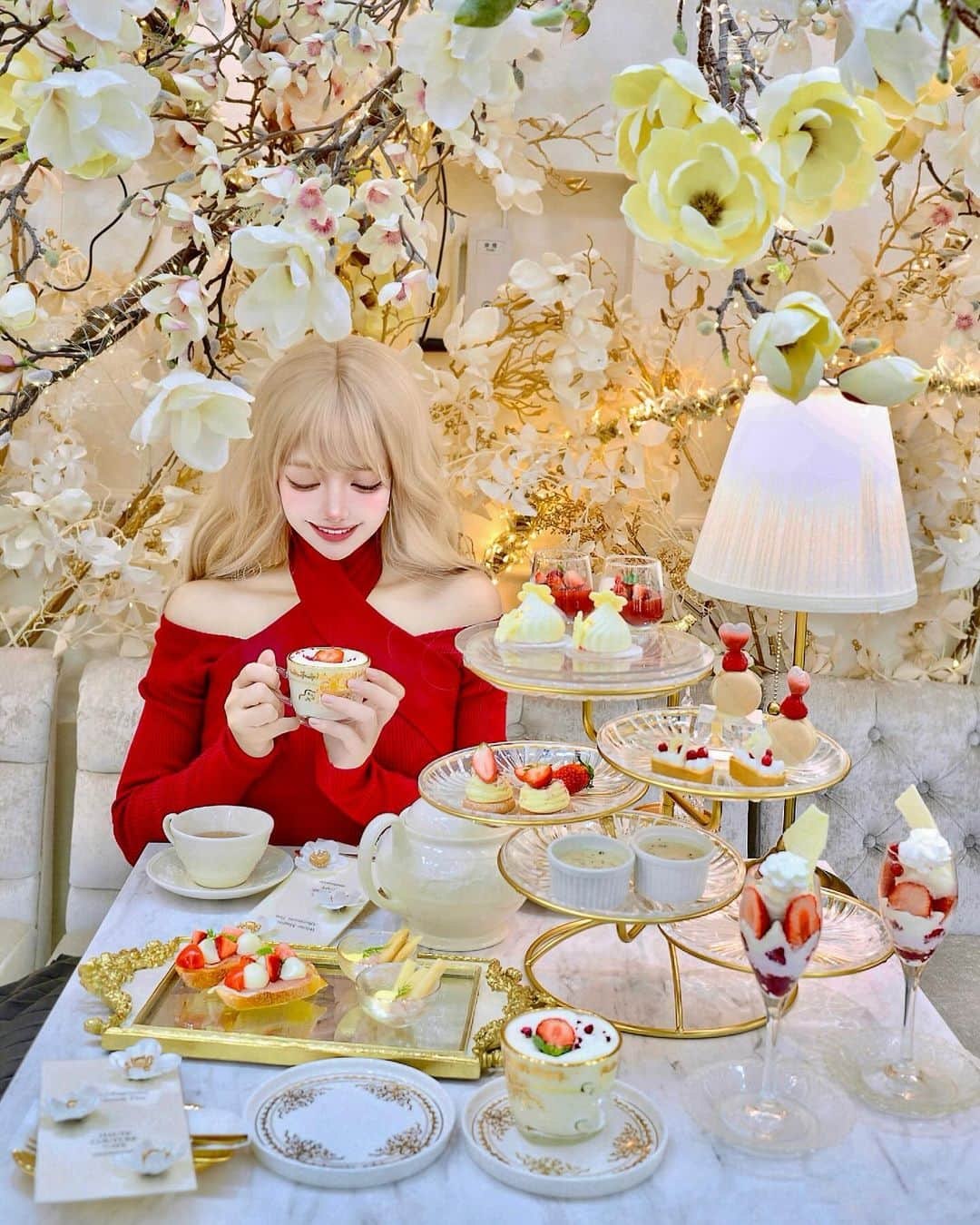 くまくまくまさんのインスタグラム写真 - (くまくまくまInstagram)「・ 12/6から始まった  大人気のHAUTE COUTURE CAFE表参道店のアフタヌーンティー に行ってきたよん☕️♡  【White Magnolia Afternoon Tea】  @hautecouturecafe_official   店内はクリスマス仕様ですごく可愛くて  マグノリアの真っ白で大きなお花に白とゴールドのテーブルコーディネイトがゴージャスでおしゃれすぎるん♡  苺とホワイトチョコレートを中心にしたデザートと、 美味しいものを適量ずつ楽しむ豪華なセイボリーのコースで、かなりしっかり〜☺️  しっかりと大満腹ながら、華やかな冬を過ごせた気分❄️♡♡  「ホワイトマグノリア」は 12/6〜1/28の期間限定🍓    クリスマスの女子会や新年会にもぴったりだと思うので  気になったらぜひ行ってみてね〜⛄️♡  #hautecouturecafe#オートクチュールカフェ#アフタヌーンティー#afternoontea#映えスイーツ#旬の果物#表参道ランチ#表参道カフェ#表参道グルメ #表参道スイーツ#カフェ活#東京グルメ #映えスイーツ#映えカフェ#映えグルメ#食テロ#スイーツテロ#冬満喫#クリスマスコーデ #cafetime#エレガント#原宿カフェ#原宿グルメ #東京カフェ#お花カフェ#港区カフェ#港区グルメ #青山カフェ#青山グルメ」12月10日 20時10分 - dango_kuma