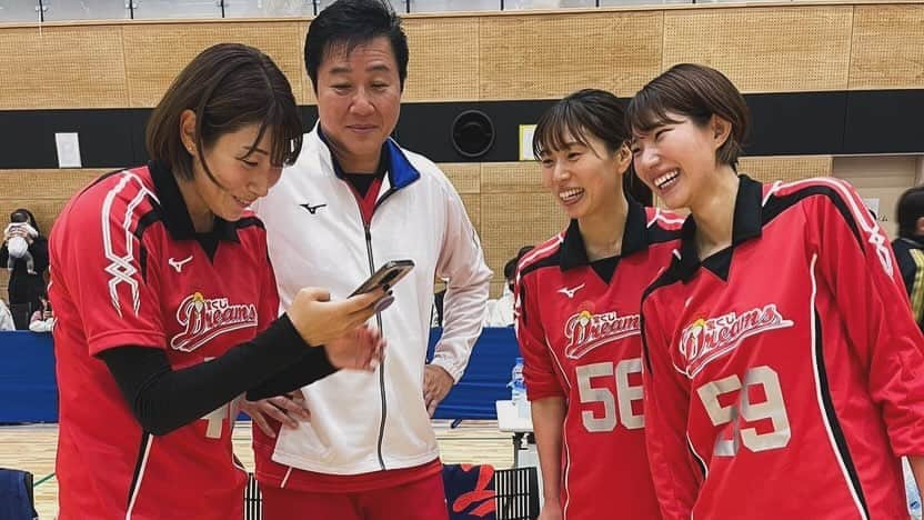 石井優希さんのインスタグラム写真 - (石井優希Instagram)「. . 宝くじスポーツフェア はつらつママさんバレーボール🏐 in.吉野ヶ里町  7月の新見から5ヶ月空いての2回目の参加！ やはり慣れるまでは緊張しちゃうけど、大先輩の方々と楽しくバレーができる環境はいいですね😆✨  スロースターターな私は今も健在でした🫣💦笑  そして川合さんはやはりバラエティーが素晴らしいと間近で感じることが出来たプレーシーンでした👏🏻笑  ママさんチームのレベルも高いし何より明るくて楽しい1日でした〜〜🙌🏻💕  #ママさんルールに苦戦 #頭フル回転しても追いつかない」12月10日 20時21分 - yuki.ishii