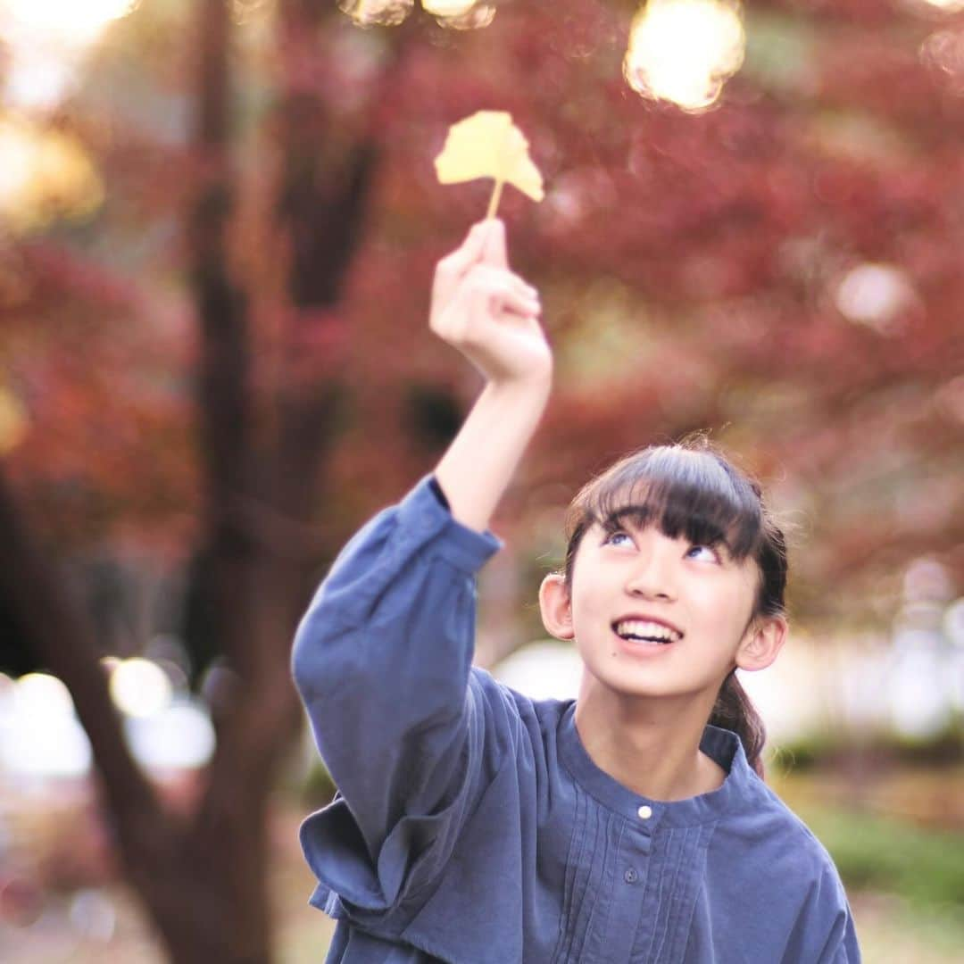 近藤華さんのインスタグラム写真 - (近藤華Instagram)「紅葉に日々感動してる近藤です。 トップコートから、芸能マネージャーが自分の半生をつぶやいてみたら、が発売してます。 近藤タヌキになりました。裏側も載せときます。 #近藤華 #トップコート #topcoat」12月10日 20時15分 - hanakondo_official