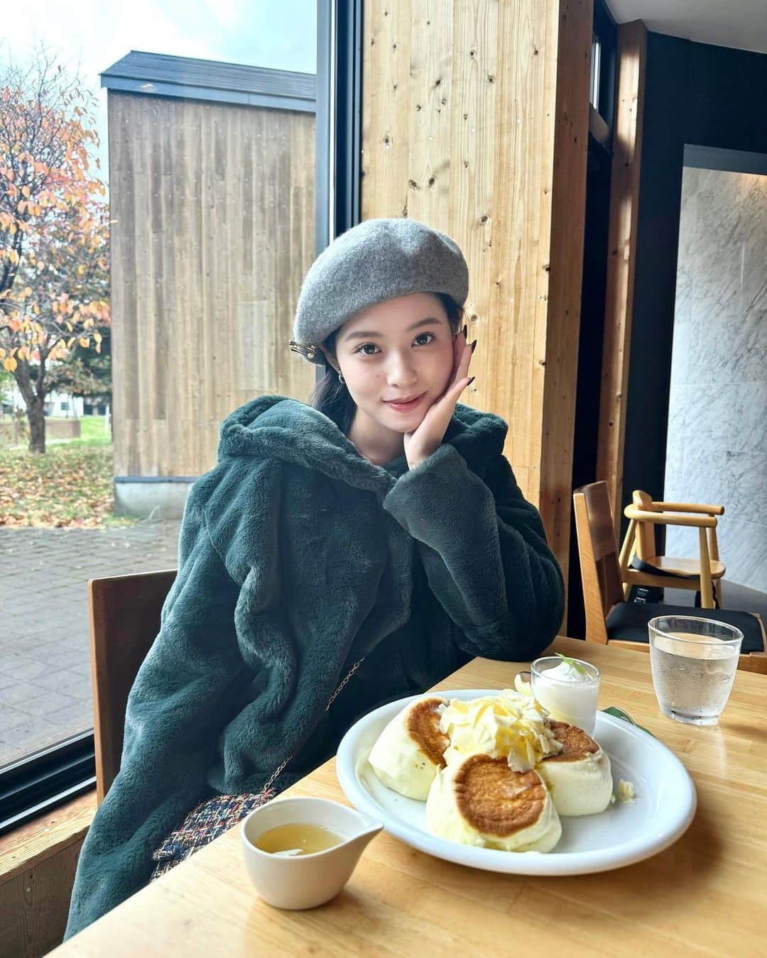 猪子れいあのインスタグラム：「北海道来たら絶対に食べて欲しい🙋🏻‍♀️ ルタオのパンケーキ🥞🧈  今まで食べたパンケーキの中でも、初めての感覚で飲み物かと思うくらいとろとろなパンケーキで、甘党の皆様に是非食べて欲しい😋  この、溶ける生地とバターがとにかく美味しい!!  他にもパスタとかご飯系もあるし、パンケーキも種類ありました☺️  新千歳空港からも近いよっ💭  - - - - - - - - - - - - - - - - -   📍Doremo LeTAO 『 @doremoletao2007 』  〒066-0043  北海道千歳市朝日町６丁目 1番1 号  営業時間 ⏱ 10:00~17:00 (LO 16:30) 定休日 🗓 無し  - - - - - - - - - - - - - - - - -    #北海道旅行  #北海道グルメ  #北海道観光  #ルタオ #ルタオパンケーキ #ドレモルタオ #札幌パンケーキ  #札幌カフェ  #札幌グルメ  #札幌ランチ  #札幌スイーツ  #japanesegirl #japantravel #hokkaidotrip #hokkaidosgram #sapporo #sapporocafe #sapporofood #sapporosweets #おんなのこ  #甘党  #映えスイーツ  #映えスポット  #ルタオカフェ #千歳グルメ  #千歳カフェ」