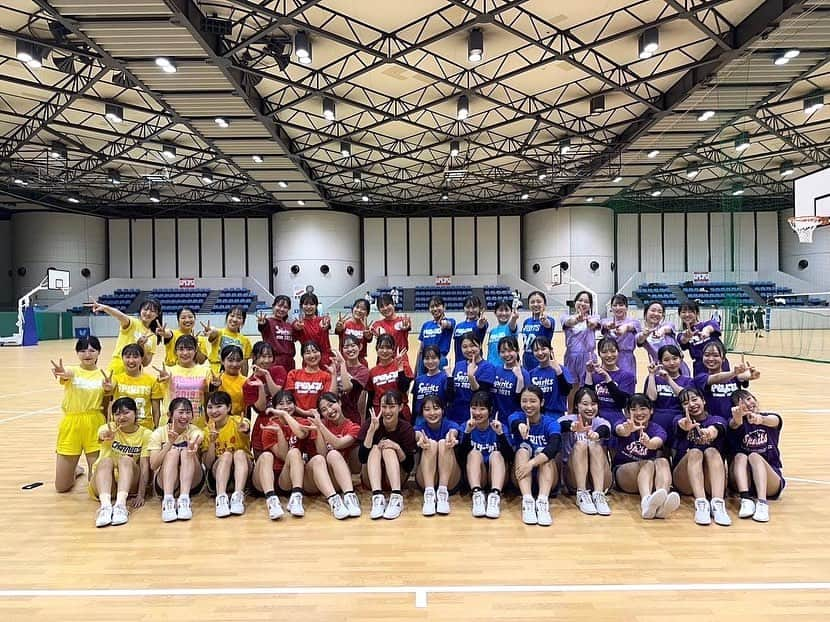 中央大学応援団チアリーディング部SPIRITSのインスタグラム：「【SPIRITS運動会】 先日、SPIRITS運動会をしました💨  二重跳び対決、ジェスチャーゲーム、馬跳び、リレーなど、普段見ることのない他の競技の運動姿を見ることができ、大盛り上がりでした💖メンバーの新たな一面を知るきっかけとなりました👀  結果は、青チームが優勝🏆💙 おめでとうございます！  企画してくれた方々、楽しい会をありがとうございました😽  現在SPIRITSは、12/17(日)に行われる《2023年総仕上げ》に向け練習中です🔥こちらは、どなたでも観に来ていただくことができます！詳しくは総仕上げに関する投稿をご確認ください✨  今後ともSPIRITSをよろしくお願いいたします！  #中央大学 #中大 #中大スポーツ #チア #チアリーディング #spirits」