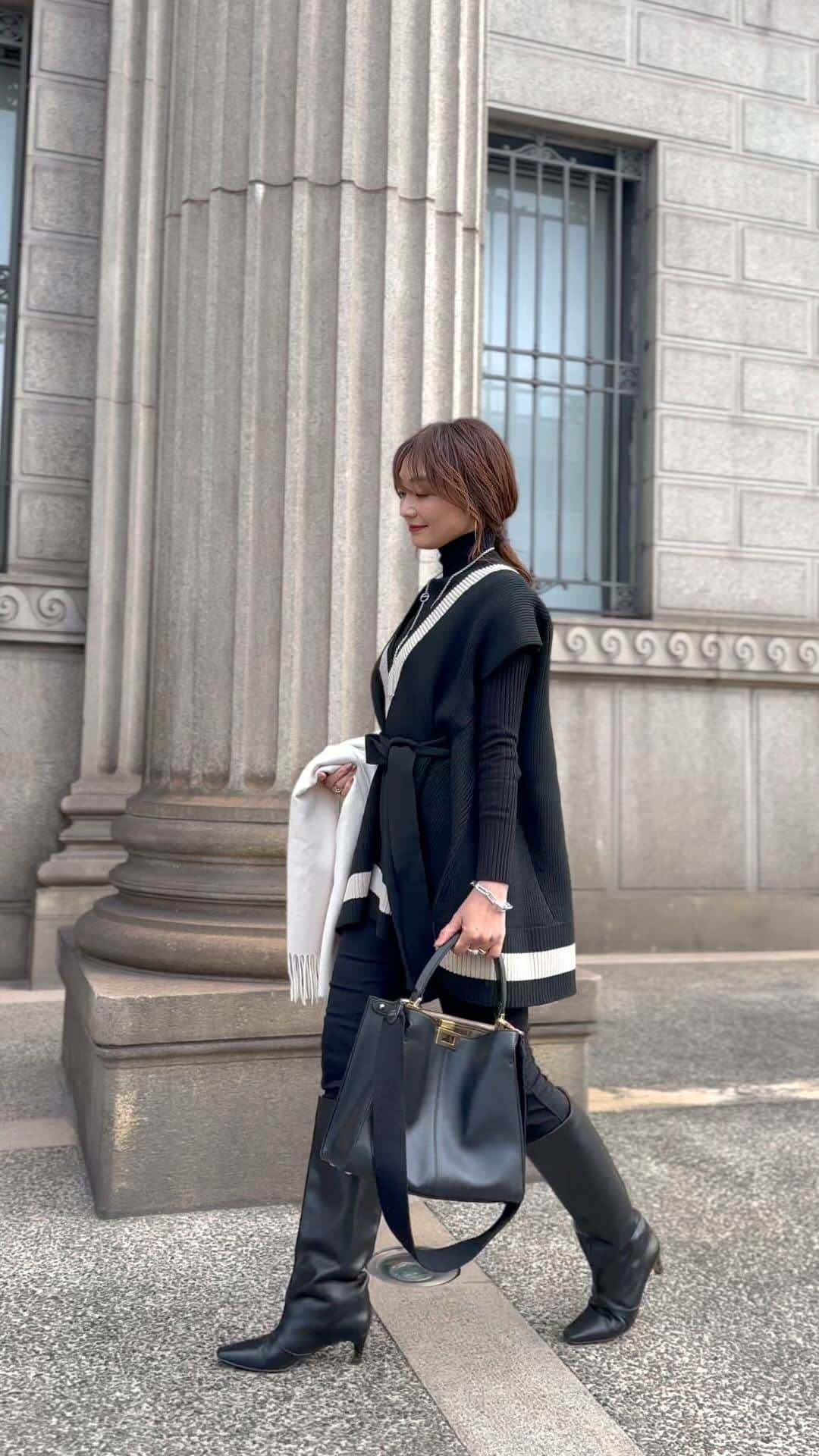 yoko178loveのインスタグラム：「#coordinate  週末は暖かかったですねー！ アウターいらずでした✨  先日、一目惚れして購入した  @lephil_official のニット♡ 存在感たっぷりのデザインが可愛いの。  knit  #lephil  inner knit  #zara  pants  #leejeans   #ブラックコーデ #大人カジュアル #ワントーンコーデ #カジュアルコーデ #ロングブーツ #冬コーデ #casual #fashion」