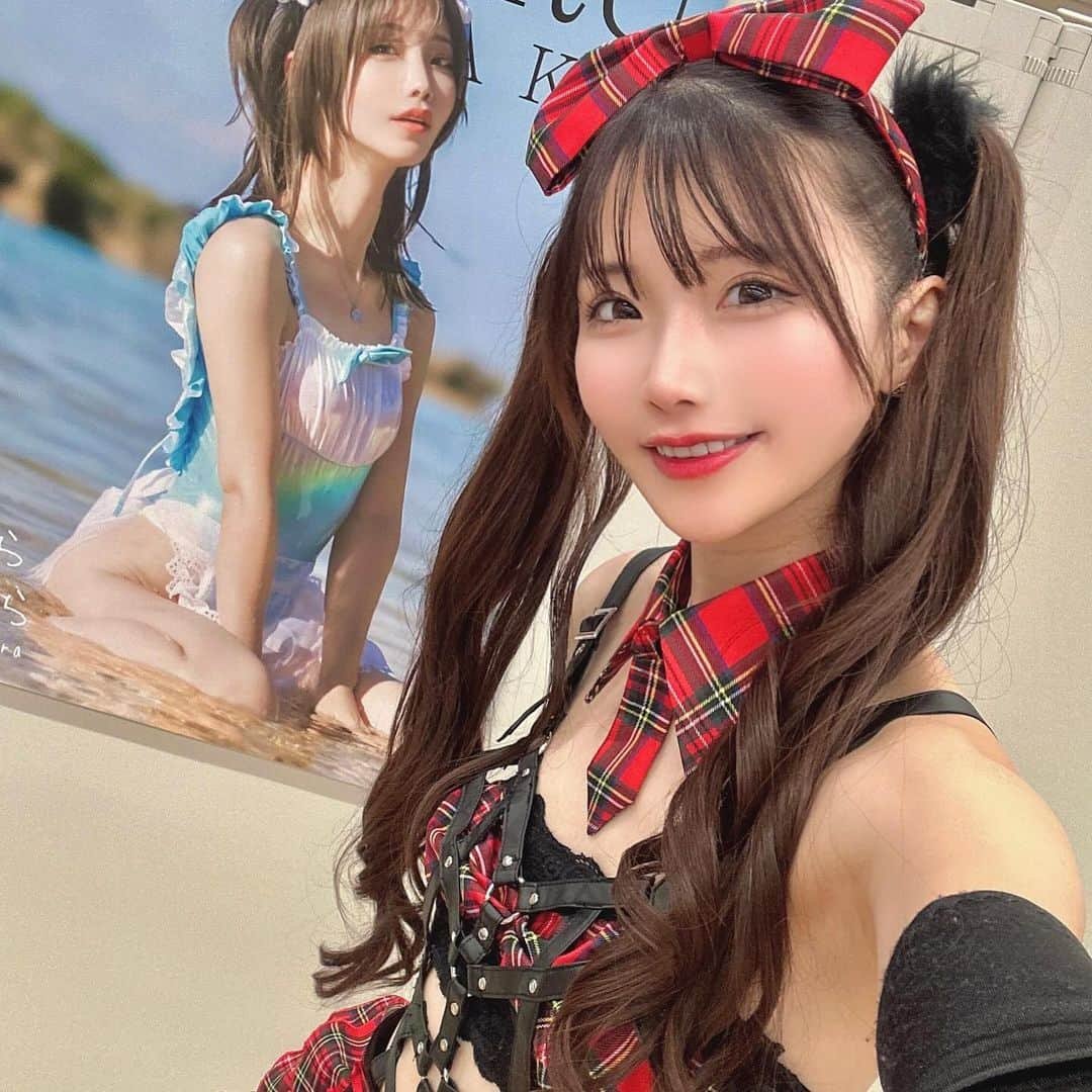 倉坂くるるさんのインスタグラム写真 - (倉坂くるるInstagram)「#コスケット　では 赤チェックの衣装とピンク黒の私服で 撮影対応してたよ🩷  会いに来てくれた皆様本当にありがとう！！  ギリギリ間に合った新刊「ちゅらちゅら」は 今までに出した写真集の中で一番ページ数が多い70p！ 楽しんでもらえてたら良いな、どきどき  #コスプレ #コスプレイヤー #cosplay #cosplayer #cosplaygirl #japanesegirl  #角色扮演 #自撮り女子 #costume #coser」12月10日 20時19分 - kurasaka_kururu