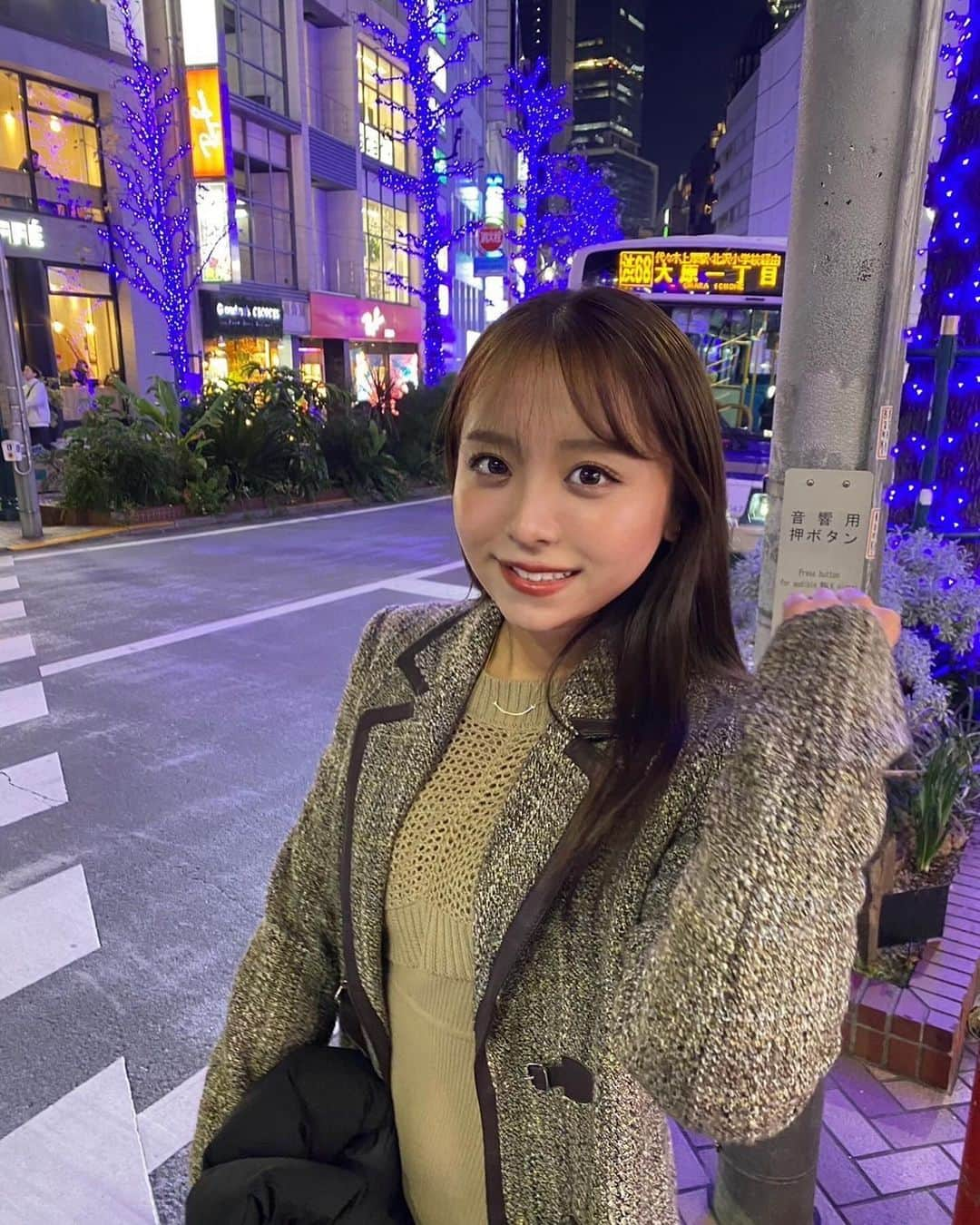 勝又彩央里のインスタグラム：「お買い物中〜🛍️ 街中キラキラでかわいい❄️  #渋谷 #shibuya #shopping #お出かけ #イルミネーション #青の洞窟 #クリスマス #クリスマスマーケット #christmas #夜景 #キラキラ #思い出 #コーデ #ootd #japan #tfl #美容 #休日 #休日コーデ」