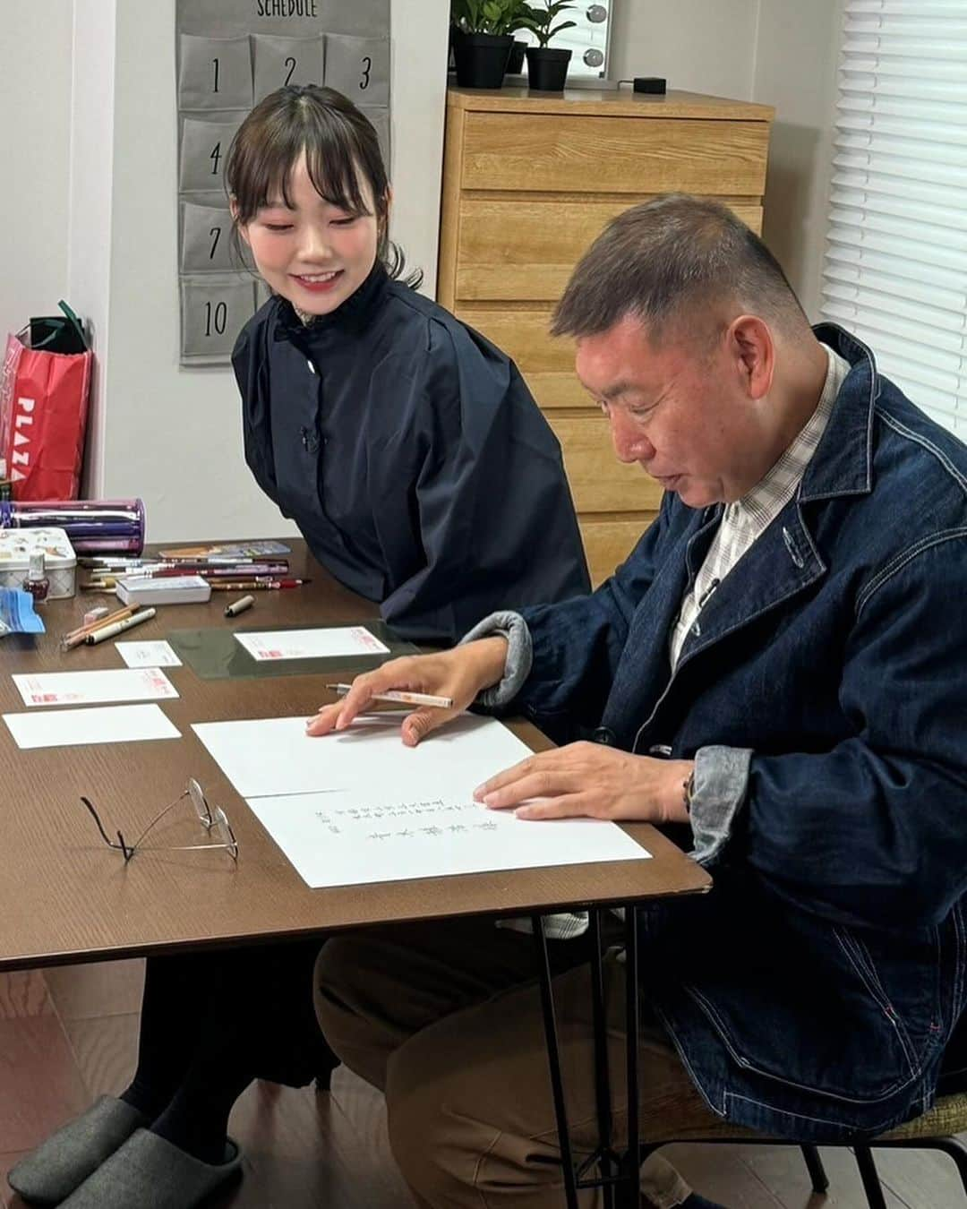 河島あみるさんのインスタグラム写真 - (河島あみるInstagram)「おはよう輝き世代 書道家.三都華子さんに習う 世界に一枚の年賀状🐉 観ていただけましたか？？ 晃瓶さんのツチノコ…じゃなくて龍！ オリジナリティ溢れる一枚が出来上がりました。 三都さんのアドバイスで宛名もカッコよく書けました👏 明日は再放送。 YouTubeにもアップされています。 ご覧ください。  #書道家#三都華子#ツキハナプロモーション  #書道教室#書道#パフォーマンス #年賀状#年賀状デザイン#ツチノコ違うよ #辰年#🐉」12月10日 20時30分 - amiru_kawashima