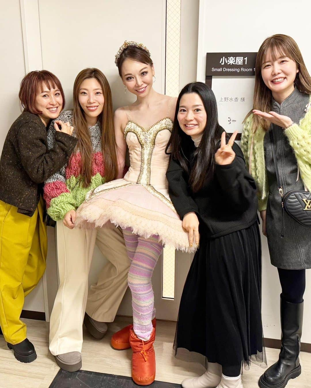 上野水香さんのインスタグラム写真 - (上野水香Instagram)「@sapporoculturalartstheater   くるみ割り人形  この舞台に関わる皆様、 お世話になり本当にありがとうございました！  素晴らしい企画の舞台に呼んでいただき感謝しております。  この劇場の柿落としの公演から出演させて頂いておりますが、北海道の皆様のバレエ芸術へのまっすぐな熱い情熱が、こちらに伝わり、私も温かな前向きな気持ちで舞台に上がることができるのです。  出演したジュニア達の将来もとても楽しみ！  未来への明るい日差しのような舞台だったなー。  今後も更に盛り上がっていくことを、祈っています。 私も何か力になれていたら嬉しいです。  今回は、東京から、先輩たち、そして友人たちが応援に駆けつけてくれて本当に嬉しかった❣️😭  ご来場いただいた皆様、ありがとうございました🙇‍♀️ 沢山のお手紙やプレゼント、 大切に東京へ持ち帰ります💗  そして今回も心込めてパートナーを務めてくれた#厚地康雄 さん、ありがとうございました！  千田雅子先生、ありがとうございました！」12月10日 20時23分 - mizukaueno