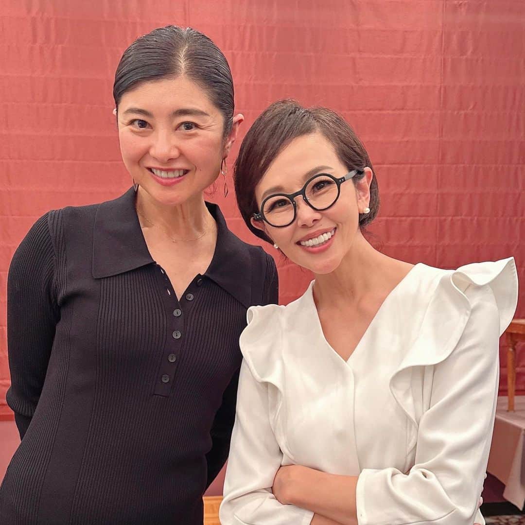 金子エミのインスタグラム：「サンプレイジムの忘年会。 上野　精養軒にて行われました。 @sunplay_tokyo   顔ヨガ！と言えば間々田佳子先生！ やっとお会いする事ができました^ ^✨ @yoshiko.mamada  佳子先生のとってもキュッと明るい豊かな表情は 人の心をも元気に笑顔にして下さいます🤍^ ^✨  ぜひまたお会いできる日を楽しみにしています。」