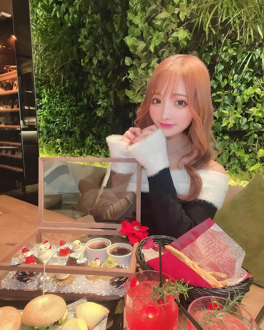 まゆぴちゅーさんのインスタグラム写真 - (まゆぴちゅーInstagram)「Xmas Afternoon Tea🎄🫖‎❤️ ̖́-  西麻布の方にある、ホテルレジデンス六本木の 【COCONOMA】ってBAR＆restaurantで クリスマスのアフヌンいってきたのん🎅🏻💓  ▶︎ @hr_roppongi   前回ハロウィンのアフヌンいって美味しかったから またクリスマスのもきてしまった🙈💕💕  なんせこのかわいいアフタヌーンティー、 平日1日三組限定だけど、1人3,500円で ティーも飲み放題ついてて食べれちゃうの🧁💓！  なのにちゃんと美味しくて！！！！ 店内の雰囲気も良いからおすすめ☺️🤍✨  ぜひ行ってみてね( ⸝⸝⸝⁼̴́◡︎⁼̴̀⸝⸝⸝)♡！！！  今度はディナーも行ってみたいなぁ〜🍴💓 絶対美味しいと思う🙈♡ . . . #クリスマス #クリスマスアフタヌーンティー #アフタヌーンティー #アフタヌーンティー部 #アフタヌーンティー巡り #アフタヌーンティー東京 #アフヌン #西麻布カフェ #西麻布グルメ #六本木カフェ #六本木グルメ #クリスマスコーデ」12月10日 20時24分 - mayu_03pichu