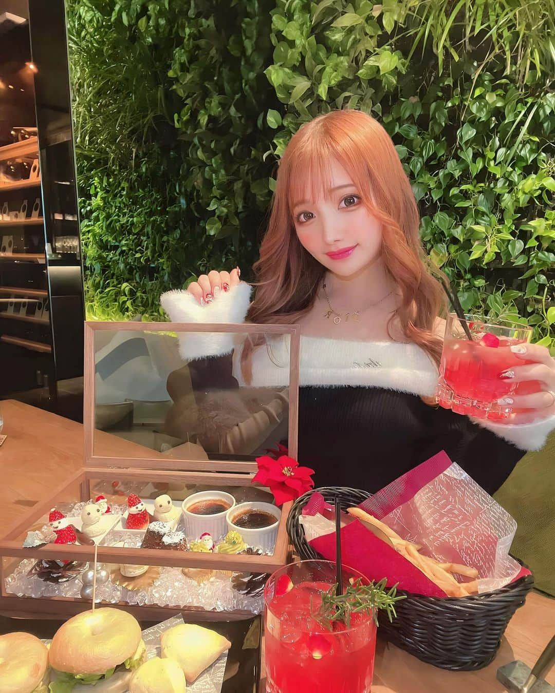 まゆぴちゅーのインスタグラム：「Xmas Afternoon Tea🎄🫖‎❤️ ̖́-  西麻布の方にある、ホテルレジデンス六本木の 【COCONOMA】ってBAR＆restaurantで クリスマスのアフヌンいってきたのん🎅🏻💓  ▶︎ @hr_roppongi   前回ハロウィンのアフヌンいって美味しかったから またクリスマスのもきてしまった🙈💕💕  なんせこのかわいいアフタヌーンティー、 平日1日三組限定だけど、1人3,500円で ティーも飲み放題ついてて食べれちゃうの🧁💓！  なのにちゃんと美味しくて！！！！ 店内の雰囲気も良いからおすすめ☺️🤍✨  ぜひ行ってみてね( ⸝⸝⸝⁼̴́◡︎⁼̴̀⸝⸝⸝)♡！！！  今度はディナーも行ってみたいなぁ〜🍴💓 絶対美味しいと思う🙈♡ . . . #クリスマス #クリスマスアフタヌーンティー #アフタヌーンティー #アフタヌーンティー部 #アフタヌーンティー巡り #アフタヌーンティー東京 #アフヌン #西麻布カフェ #西麻布グルメ #六本木カフェ #六本木グルメ #クリスマスコーデ」