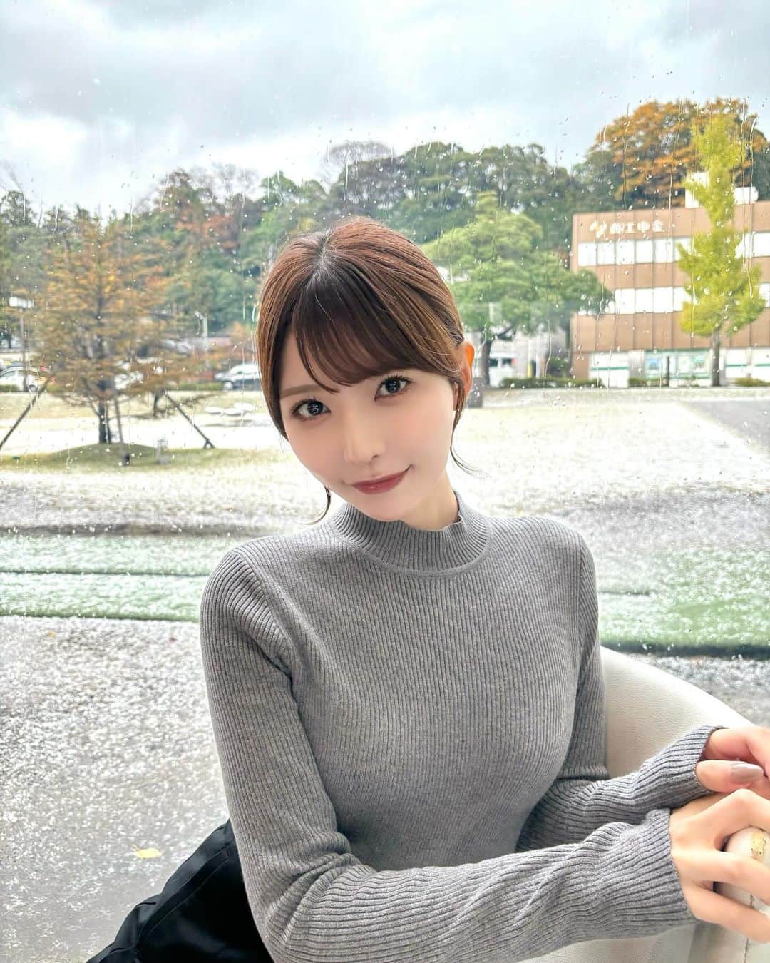 秦はるかのインスタグラム：「私が行った日は雹が降ってて、すごく寒かったんだけど雪景色みたいで綺麗だよね☔︎」