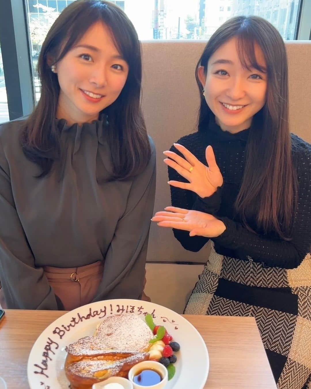 今井美穂さんのインスタグラム写真 - (今井美穂Instagram)「⁡ 34歳になりました☺️✨ 毎年色んな経験があって 沢山の方の支えで今があります！ 本当に感謝です🙇‍♀️💓 ⁡ 今年の誕生日は特別だったなぁ😊 お仕事でご一緒させてもらっている 東京の会社のみんなと船上パーティー🚢✨ 今後のビジョンも語り合って お仕事が益々楽しくなっていきそうな予感🌈 ⁡ 翌日は14年来のお友達の 斉藤ひかりちゃんとランチ🥰　@hikarisaito1027  最近決まったと言う全国CM✨ 共演者の方聞いて思わず叫んじゃった💓笑 ひかりちゃんいつも色んなお話ししてくれるんだけど、さすが女優さんで説明が臨場感ありすぎて😍 いつも聞き入っちゃうの笑 ⁡ お若い店員さんがうちらの年齢聞いて驚いて 写真撮りながらめっちゃ盛り立ててくれて 爆笑ショット😁 若く見られるのは嬉しいものです。笑 ⁡ ⁡ 改めて幸せな誕生日を過ごさせてもらって 感謝でいっぱいです🈵 ⁡ 30代後半に向けて今後もしっかり考えていかなきゃですね✊❤️‍🔥 この一年も頑張っていきます！ ⁡ #誕生日」12月10日 20時38分 - imaimiho1209