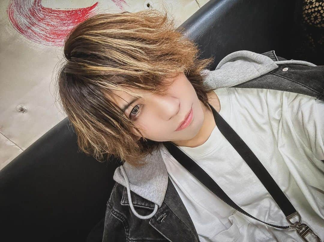 TAKUMA のインスタグラム：「札幌ワンマンありがとうございました！！  2日間ずっと楽しいライブでした🔥 また来ますね！！  みんなありがとう✨  また会おうぜ！！  写真はライブ後💋  #たんさん #ギルド #札幌 #バンドマン」