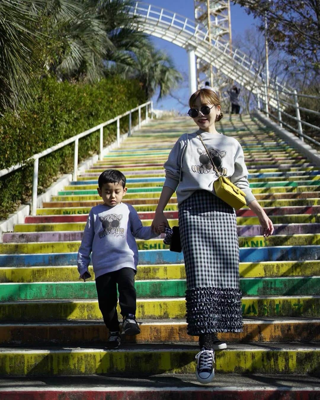 rinのインスタグラム：「⁡ ⁡ ⁡ ⁡ ⁡ 昨晩は出雲に宿泊してたんだけど 今日は急遽遊園地へ行くことになり 岡山県まで🎡🎢🎠 ⁡ 20年ぶり位に行った#鷲羽山ハイランド  ⁡ 階段こんなに辛かった？😂 ひぃーひぃー言いながら上がった😂 20代の時はここまで階段辛いなんて 感じてなかったから、あぁ~歳取ったなと 一瞬感じた(;´༎ຶٹ༎ຶ`)一瞬ね。 ⁡ 身長制限で乗り物はあまり乗れずだったから 次は行くならかんちゃんが130cmに なってからだな。 だから階段登る体力付けとかなきゃ😂 あと、車に常にデニム積んでおこうと思った👖 ⁡ 今日もスウェット1枚でも汗かく位 暖かかった🌻 ⁡ @baybeeonline_ 🐯スウェットでリンク🔗 色違いでのリンクも可愛いくてオススメ😍 ⁡ ご予約は本日23:59で締め切りとなります。 ⁡ 沢山のご予約ありがとうございました♥️ ⁡ 久々家族でのゆっくり時間幸せな 休日だったなぁ🫶 今日もぐっすり眠れそう😪💤 ⁡ ⁡ ⁡ ⁡ ⁡ ⁡ ⁡ ⁡ ⁡ ⁡ ⁡ ⁡ ⁡ ⁡ #fashion#ootd#outfit#coordinate#baybeeonline#glowplus#chanel#岡山#遊園地#休日#40代コーデ#40代ファッション#コーデ#コーディネート#デニムコーデ#親子コーデ#おやこーで#息子コーデ」