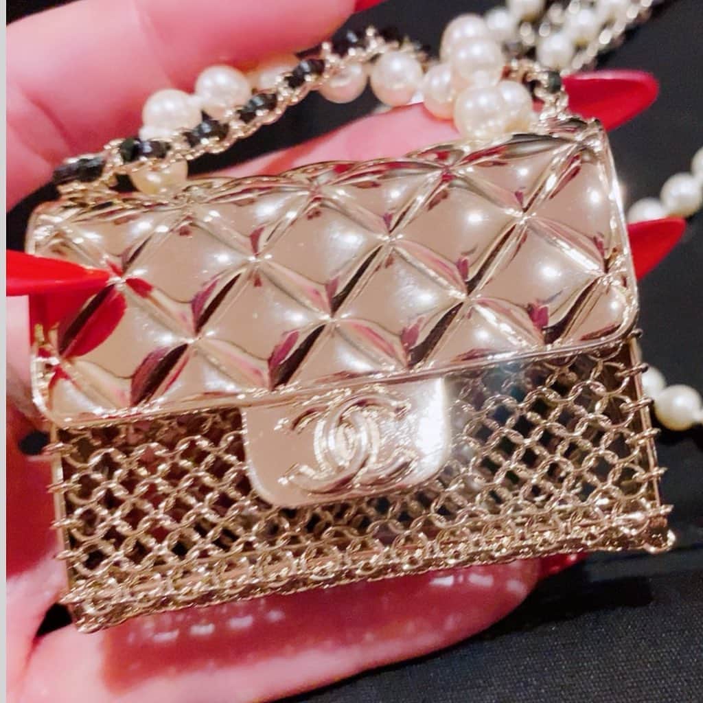 叶姉妹さんのインスタグラム写真 - (叶姉妹Instagram)「⚜️私達の愛する大切な皆さん、ごきげんいかがでしょうか🥰💖✨ ⚜️ファビュラスな姉の💋何も入らないバッグ💎シリーズ⚜️激レア👑シャネル・スーパー・マイクロ・バッグ⚜️🌹✨は… わぁ〜い😍、ファビュラスな姉が 「美香さん、コレ、あげる。本当かどうかは知らないけれど、世界で一つだけの激レアのシャネルらしいのよ。いらない？💋✨」「も、もちろん、ほしいですぅ…、けど、なんで？」(いらないわけなんて😳絶対的にないけれど、なぜくれるのかきちんと聞いておかないと🤔)「なぜかって？なぜ美香さんにあげるのか、知りたい？」「…、」 「知っているでしょう。理由なんてないことを。しいて言えばお箱を開けた瞬間にこれは美香さんにとてもよく似合うと思ったからよ、といつもとても健気に、いろいろな大変なことをきちんとほとんど寝ずにしてくれていることをわたくしは知っているから…。いつもわたくしは、美香さんにありがとうと伝えているけれども、美香さんは、 “うん、大丈夫。”と さりげなくしてくれているけれど、とうてい大丈夫でもなさそうな様子を見て、わたくしは美香さんは本当に凄いって、優しいなんて言葉では表せない深く広く透き通ったコバルトブルーのグレートバリアリーフのような心ね。💋✨」と、さんざん褒めてもらったのです。 本当に、時々、ファビュラスな姉は、 「言葉に出してつたえなければ 伝わらないこともたくさんあるでしょう。💋✨」そして、 私は、シャネルが大好きなので、とってもとっても嬉しいですよ。 よく考えてみますと、ファビュラスな姉は、身震いするほどたくさんのバッグを持っているのですが、なぜか、 あまり持つことはなく、ファビュラスな姉がアートとよぶ 何も入らないバッグをアクセサリー感覚で持っていることが多いのですよ。 せっかくですから、 私のお気に入りのシャネルバッグを 一部ご紹介させていただきますね。  💎「世の中が見えない危険にさらされて 急速に変化する不安定な今、 わたくし達の愛する大切な皆さんが どうか 心身ともに健やかに幸せに 過ごされますように 心より願っておりますよ。🌹✨」 #Kano Fabulous Collection #姉妹の公式通販サイト　#シャネル #Spotify #ポッドキャスト #叶姉妹のファビュラスワールド #amazing #heavenly #バラの香り  #precious#fabulous #叶姉妹 #heaven #happy #ファビュラス  #angel #宇宙   #コミケ #叶 #叶ポージングエクササイズ  #究極生命体 #peace #peaceful #lgbtq #至福 #幸運 #天使 #女神 #愛するあなたへ」12月10日 20時34分 - kano_sisters007