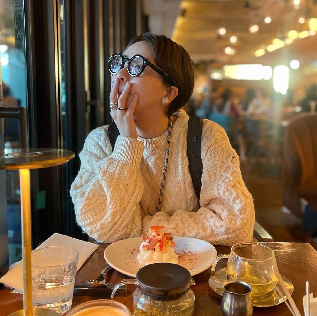 きのこのインスタグラム：「大好きな友達といる時間は嬉しくて鼻の下も伸びます。 ニヤニヤしてるの隠して、鼻下びよーんてしてる。」