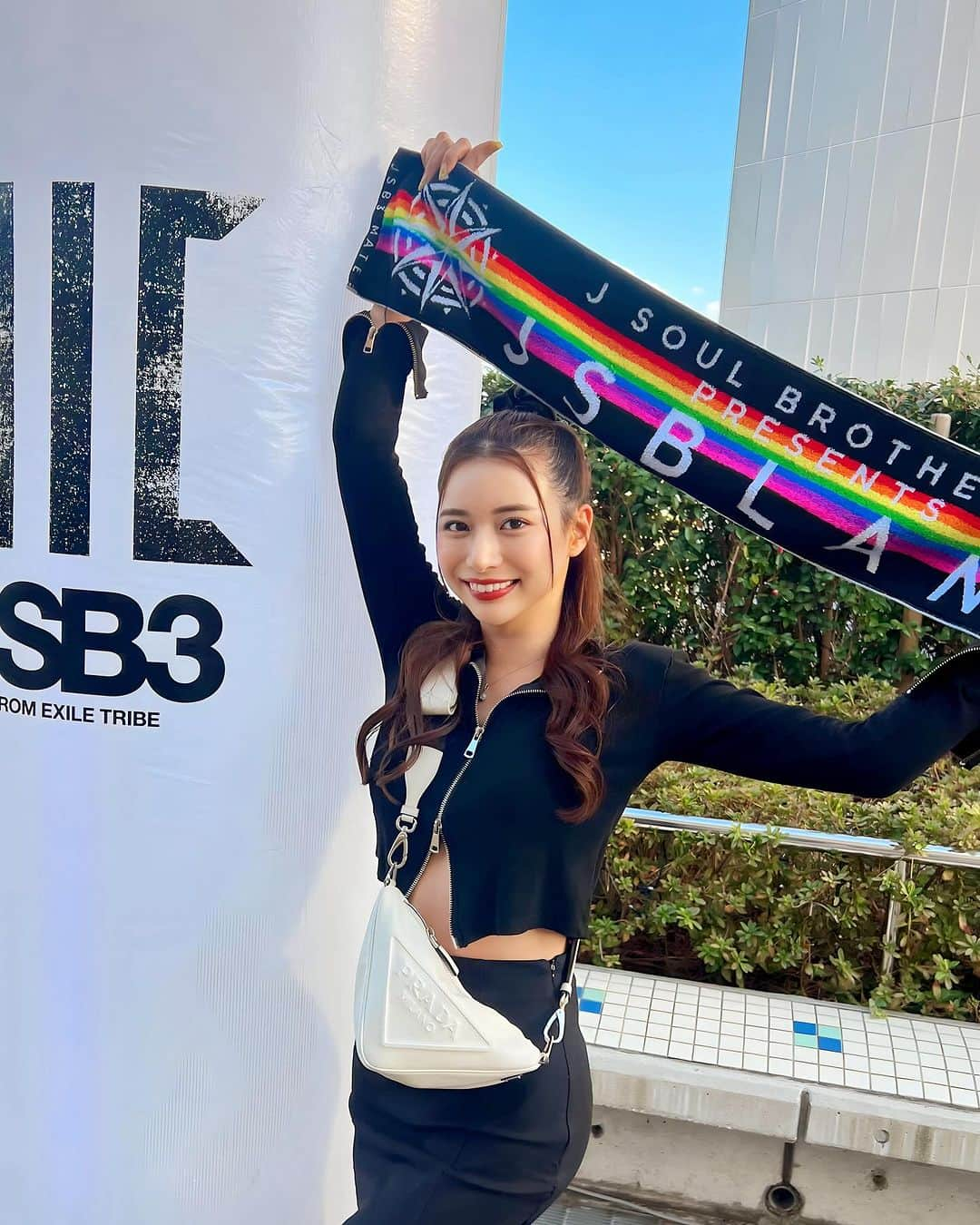 さゆりさんのインスタグラム写真 - (さゆりInstagram)「三代目JSB 福岡Day2 参戦してきました✊🌈  最近、精神的に疲れてるときに 三代目のライブにはじめて行ったら、 とんっっっでもなく元気をもらえて😭❣️✊  嵐や、BTS、BLACKPINKなど 大好きなビックグループが 活動を休止発表が続く中、 いつまで感動の瞬間を 見れるかって分からないなって 思っちゃって、  わざわざ福岡まで 出向いてもう一度見てきました🤣🔥  アクスタ10枚買ったのに 推しが出なくて、 べそかいてたら🥲💧  近くのお姉さんが 駆け寄ってきてくれて 推しを譲ってくれました😭❣️  JSBファン優しすぎるっ！！！！ なみさんに届け🕊️💌  #JSB_LAND #三代目  #三代目jsb #三代目jsoulbrothers  #jsbland  #jsb #三代目 #三代目jsb  #三代目ライブ  #三代目jsoulbrothers  #三代目jsoulbrothersfromexiletribe  #ライブコーデ　#ライブ #東京ドーム#推し活 #推しのいる生活  #推し事」12月10日 20時40分 - sayuri__offi