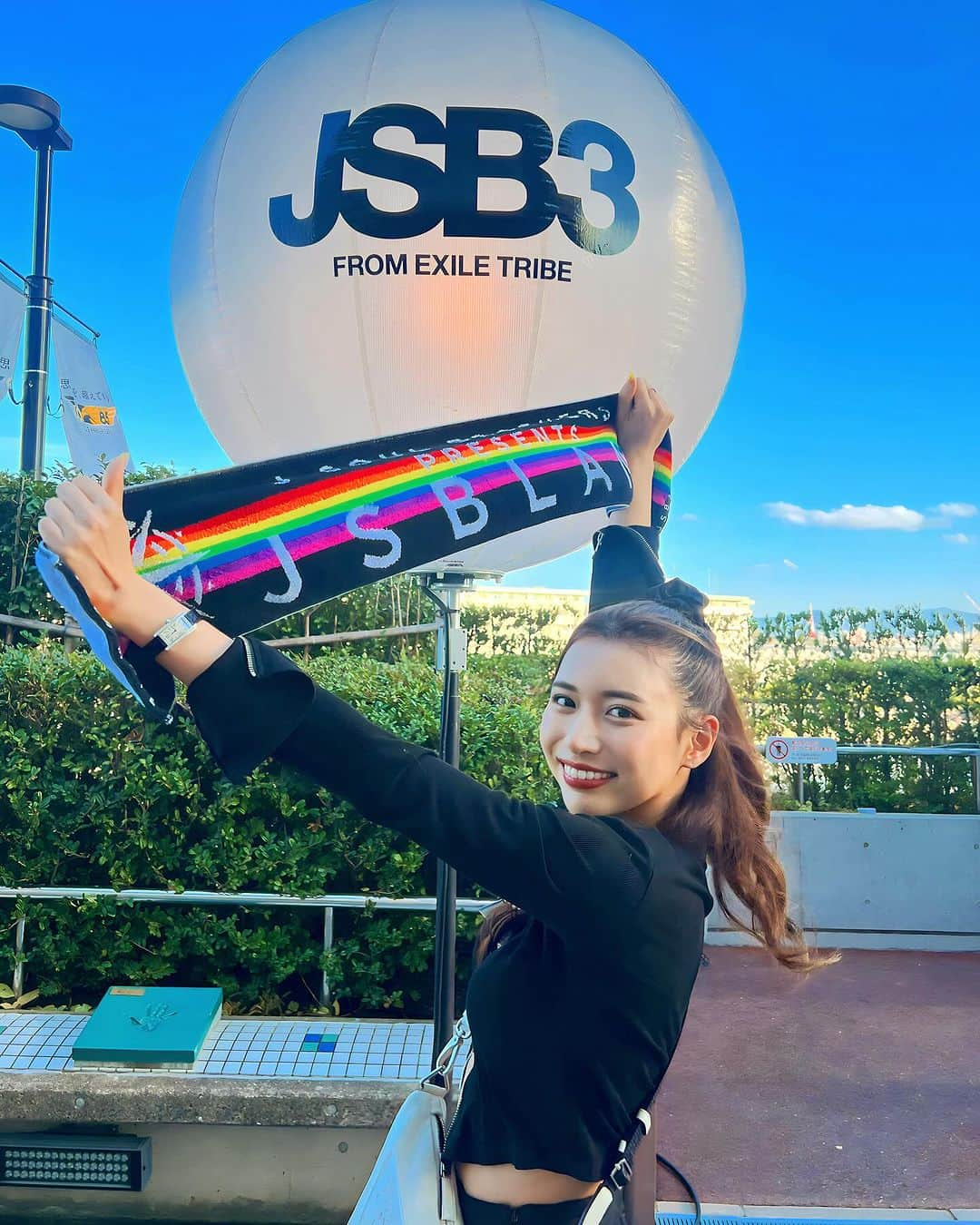 さゆりさんのインスタグラム写真 - (さゆりInstagram)「三代目JSB 福岡Day2 参戦してきました✊🌈  最近、精神的に疲れてるときに 三代目のライブにはじめて行ったら、 とんっっっでもなく元気をもらえて😭❣️✊  嵐や、BTS、BLACKPINKなど 大好きなビックグループが 活動を休止発表が続く中、 いつまで感動の瞬間を 見れるかって分からないなって 思っちゃって、  わざわざ福岡まで 出向いてもう一度見てきました🤣🔥  アクスタ10枚買ったのに 推しが出なくて、 べそかいてたら🥲💧  近くのお姉さんが 駆け寄ってきてくれて 推しを譲ってくれました😭❣️  JSBファン優しすぎるっ！！！！ なみさんに届け🕊️💌  #JSB_LAND #三代目  #三代目jsb #三代目jsoulbrothers  #jsbland  #jsb #三代目 #三代目jsb  #三代目ライブ  #三代目jsoulbrothers  #三代目jsoulbrothersfromexiletribe  #ライブコーデ　#ライブ #東京ドーム#推し活 #推しのいる生活  #推し事」12月10日 20時40分 - sayuri__offi