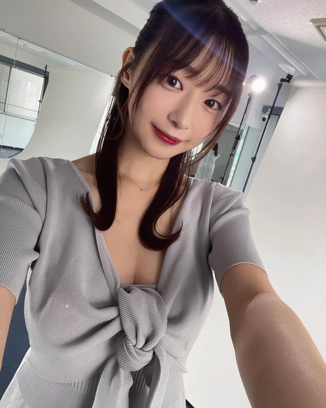 我妻ゆりかのインスタグラム：「ゼロイチくじ忘年会不参加組として撮影してきたよ〜！📸  我妻ゆりかグッズはなかなかレアなのでこの機会に是非GETしてね✊🏻♡  販売開始は12月12日 20:00 〜 12月22日 23:59まで  kuji.01familia.jp/lotteries/307  #ゼロイチファミリア #ゼロイチ大忘年会 #グラビア #グラビアアイドル #アイドル」