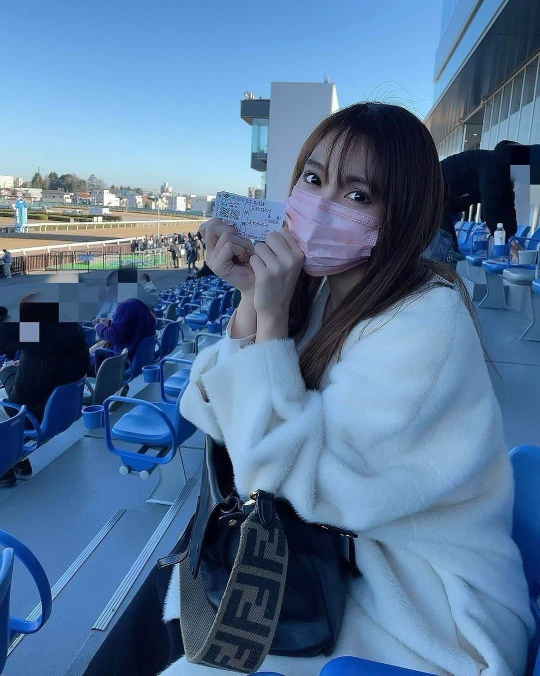 森咲智美のインスタグラム：「#阪神JF アスコリピチェーノおめでとおおぉ✨ 無敗女王👑最後の直前ののび強かったなー！ 京王杯を勝ったコラソンビートの 応援馬券にしようと思ってたんだけど 可愛いくてきゅん❤   有馬記念まで後少し！！楽しみです！ . . . ◾︎出演情報◾︎ 本日12/10（日）よる10：00～放送の グリーンチャンネル『競馬場の達人』に出演しますよー🐎 グラビア的目線からの「グラビア的パドック診断」で 勝ち馬を予想させてもらいました！ さらに、東京競馬場で食べたかったグルメもご紹介🤭 競馬も東京競馬場もしっかりちゃっかり 楽しんできちゃいました❤ぜひ見てねー✨  達人：森咲智美　ナレーション：大塚芳忠 12月10日(日) 22:00～22:30 12月10日(日) 25:30～26:00 12月11日(月) 12:00～12:30 12月13日(水) 12:00～12:30 12月15日(金) 23:00～23:30 12月17日(日) 22:00～22:30 12月17日(日) 25:30～26:00 12月18日(月) 12:00～12:30 12月20日(水) 12:00～12:30  #競馬場の達人  #グリーンチャンネル  #競馬 #東京競馬場 #有馬記念　 https://www.greenchannel.jp/program/special-keibajyounotatsujin.html」