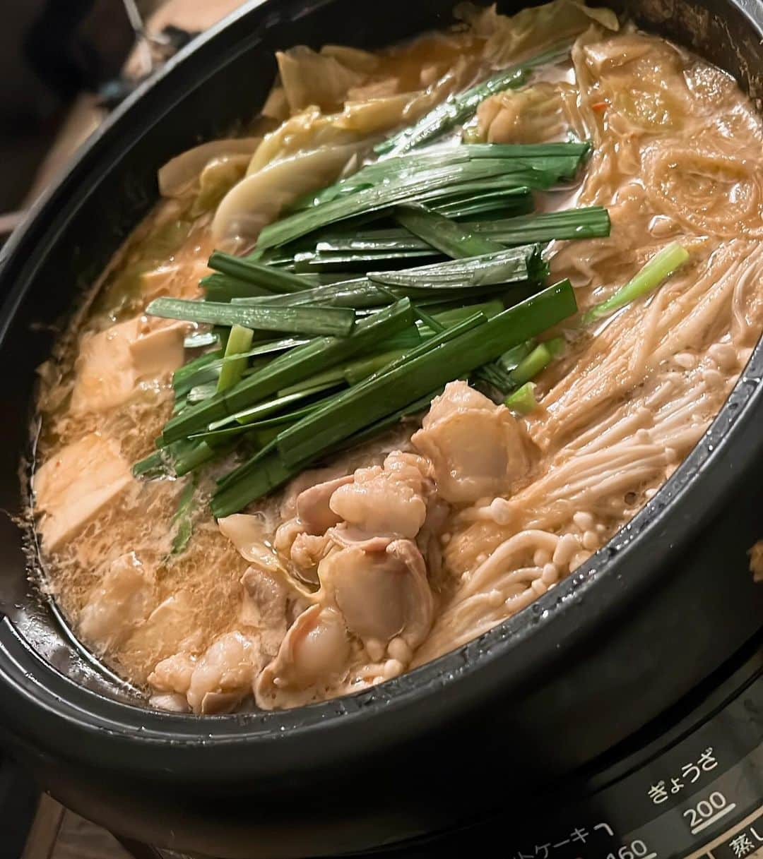 SHINTANITOUKOのインスタグラム：「またまた友達と鍋パしたー🍲❤️ 今回はもつ鍋🥹 ここのもつめっちゃプリプリで美味しい🥰 家でこんなに本格的なもつ鍋できるの嬉しい🫶  PR @kurohanabi.kotoni #黒花火本店 #通販もつ鍋 #お取り寄せもつ鍋 #お取り寄せ鍋 #黒花火琴似店 #味噌もつ鍋 #もつ鍋 #黒花火」