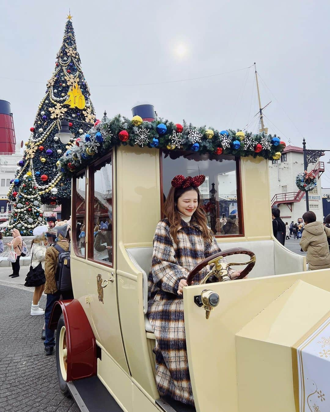 金光みり愛のインスタグラム：「シーの船の前でクリスマス仕様になってて 可愛かった乗り物で🎄❄️💕✨」