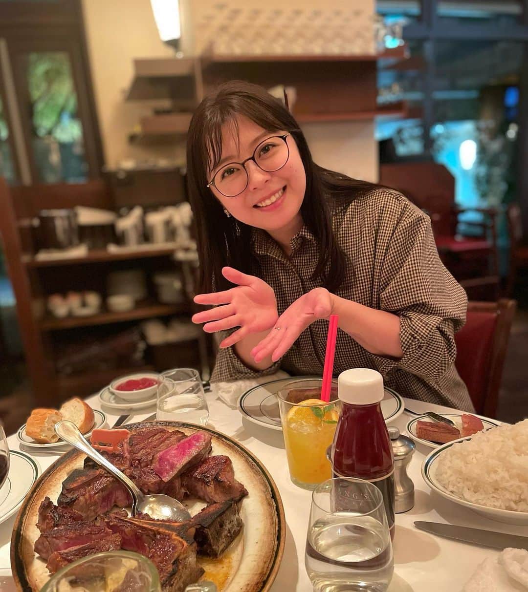 上杉桜子のインスタグラム：「お友達と豪快ディナー🍽 いっぱい喋って笑って食べて息抜きになりました🥰  #ウルフギャング　#ママ友とディナー　#子供達をみててくれたパパに感謝　#忘年会」