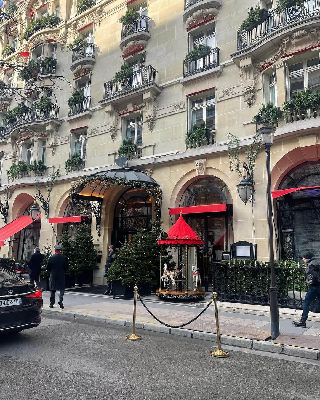 EFFIEさんのインスタグラム写真 - (EFFIEInstagram)「先日、パリ【パラスホテル】のクリスマスデコレーションを見にお散歩してきました♪  パラスホテルの称号を持つホテルはフランスに３０． そのうち約１２ホテルが、パリにあります。  フランス独自の5つ星ホテルを超える称号「パラス（Palace）」 一度「パラス」の称号を勝ち得ても　ホテルのミシュランの★と一緒で、常に審査が行われているので、常に高いクオリティを保たなければなりません。  @plaza_athenee 赤い屋根は、モンテーニュ通りのホテルプラザアテネ 中庭には、いつ頃からだろう？ ミニアイススケートリンクができます。 アフタヌーンティーなどを申し込んだら曜日によりますが、リンクを使えます。 （スケート場のOPEN時間が細かく決まっているので、要確認） 子供たちはいい思い出になる事でしょうね。  @fsgeorgevparis シャンゼリゼ通りからヴイトンの建物を入ったところにあるフォーシーズンズホテル ここは、いつもお花も美しく飾られているので、好きなホテルの一つです。 こちらは、GOLDだけど、GOLD単色で抑えているからか、ギラギラ感がなく 落ち着いたGOLDの印象です、 巨大な金熊ちゃんがお迎えしてくれます。  @rosewoodhoteldecrillon コンコルド広場にある老舗中の老舗 クリオンホテル。 実は、前は通るけれども、入った事はない人が多いと思います。 まぁ敷居は高いですからね、それがパラスホテルでもあるのですが。  白一色の落ち着いたツリーでした。 きらびやかさはないけれども、落ち着いた邸宅にいる感じ。  今年のクリスマスツリーはどこも　単色カラー　2色くらいまでが多いかも！  ということで、あえてお値段は申し上げませんが（笑）  来週末も、パリパラスホテルクリスマスデコをお伝えします！ 来週は、ホテルリッツ、モーリス、マンダリンホテルをご紹介予定です！  ステキな週末の夜をお過ごしくださいませ  :::::::::::::::::::::::::::::::  ご好評いただいてます ブリジットTanakaさんのショッピングバック残りわずかです。 是非パリ雑貨チェックしてください😍 https://effie.store/collections/marche  #efinternational #paris #パリ #パリ散歩 #nami散歩 #パリの街角 #ノエル #クリスマス🎄 #クリスマス #クリスマスデコレーション #フランス #france #シャンゼリゼ通り」12月10日 20時45分 - e.f.international