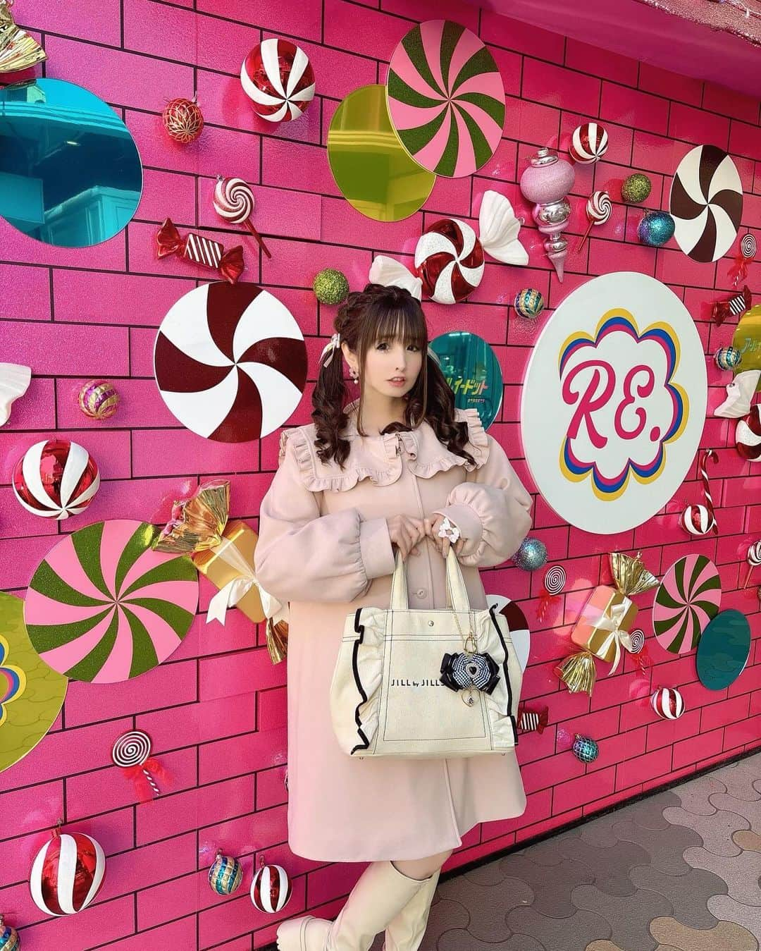 伊藤芽衣のインスタグラム：「ラフォーレさんの エントランスが 現在とってもかわいい♡  ⁡ "RE.Xmas Candy House" ⁡ ピンクなお洋服着た日に ⁡ めいちも お写真 撮らせていただきました♡ ⁡ コートは @merryjenny_instagram  さん♡ ⁡ #ラフォーレ原宿 #ラフォーレ #ガーリーコーデ #ガーリーファッション #メリージェニー　 #メリジェニ #merryjenny」