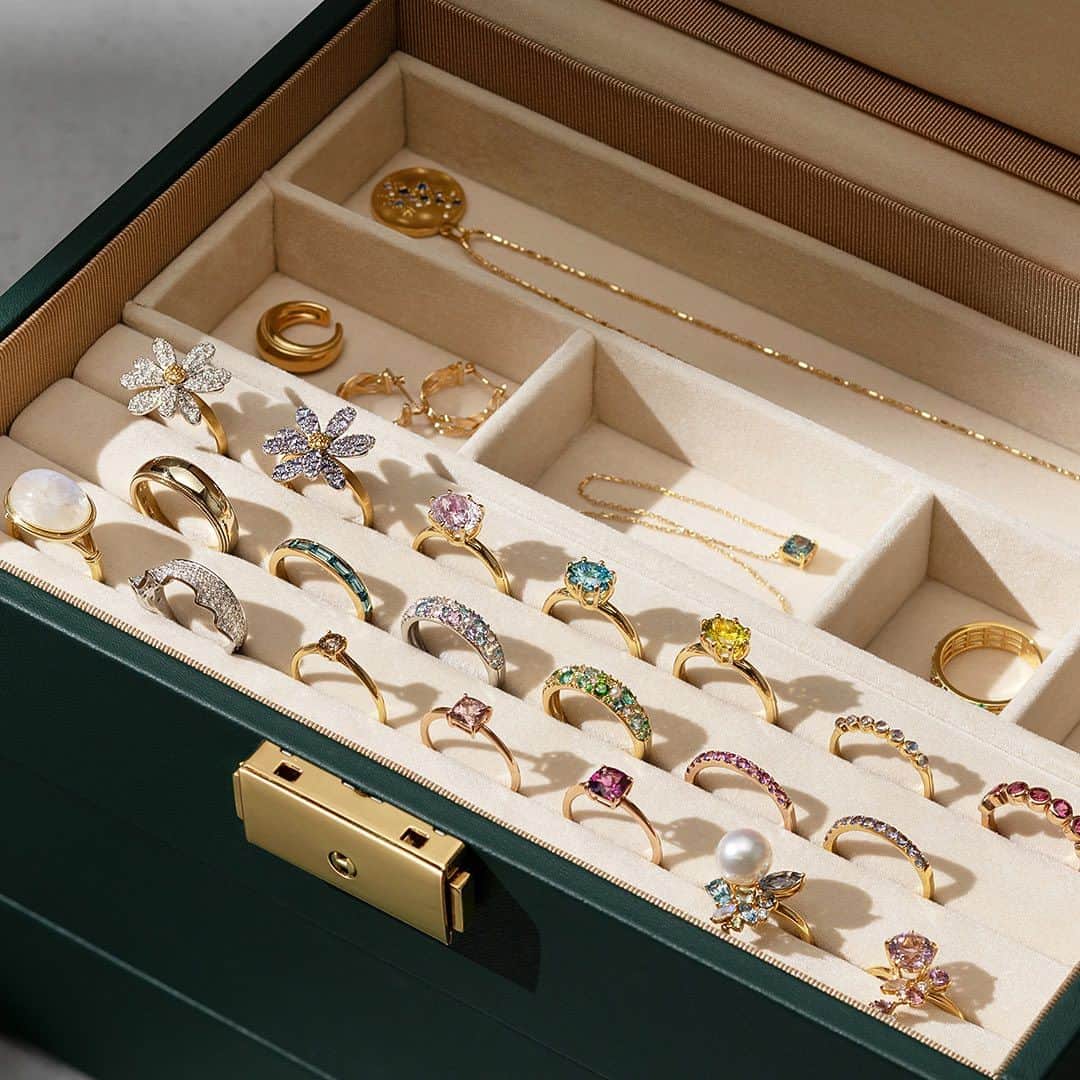 ビズーさんのインスタグラム写真 - (ビズーInstagram)「【New jewelry box】BIJOUTIER  宝石とジュエリーは、沼。 様々な宝石やジュエリーに囲まれている私たちはもちろん、時よりお客様からもいただく言葉です。  多彩な魅力をもった宝石たち、重ねるほどに楽しいコーディネート、次から次へと増えるウィッシュリスト。経年変化に強い貴金属や天然石は、消耗することも飽きることもなく、手元のコレクションも充実していく・・。  自分のコレクションが増える度に、ジュエリーボックスを新調してきたデザイナーも、現在愛用するのは「スタッキング」タイプのジュエリーボックス。  これから先、また素敵なジュエリーに出会ったとしても、思う存分、ジュエリーを楽しんで、そして自分のコレクションを愛でて欲しい・・。ジュエリーボックス「ビジュティエール」で、あなたのジュエリーライフが一層輝くことを祈って✨  ジュエリーボックス・ビジュティエール 3タイプからお選びいただけます ・3段セット（クリスマス期間限定販売） ・2段セット ・スタッキングトレー  🎄クリスマス期間限定特典🎄 ジュエリーボックス・ビジュティエールをご購入のお客様全員に、ビズーオリジナルのジュエリークロスをプレゼントしています。  #BIZOUX #colorstonejewelry #ビズー #カラーストーンジュエリー」12月10日 11時50分 - bizoux_jewelry
