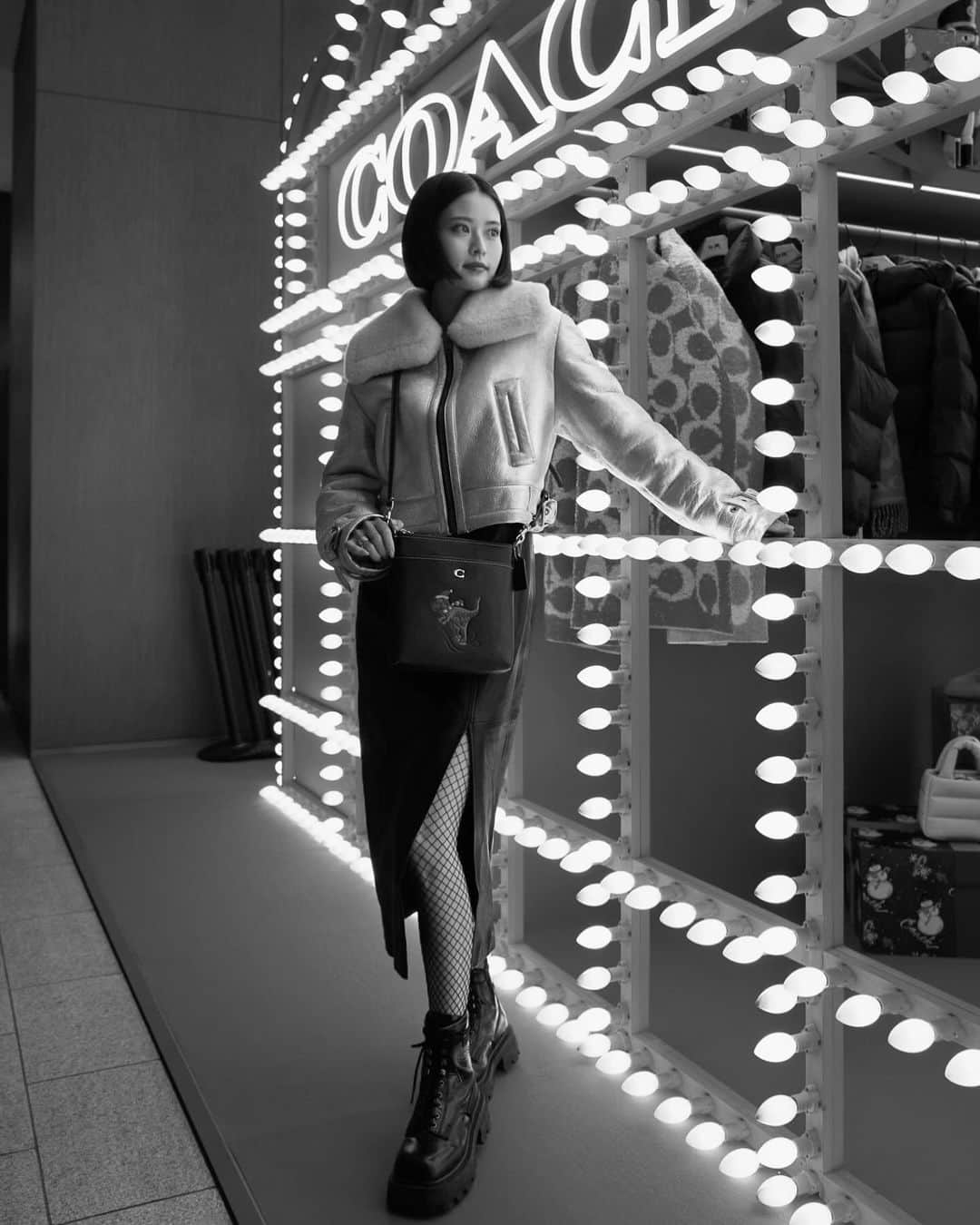 横田ひかるのインスタグラム：「Coach Holiday Pop Up Event🎄🦖♥️  ホリデームードなPOP UPの店内可愛すぎました!ギフトにぴったりなアイテムや、ポップアップ限定のバッグや革小物も♡ ミッドタウンアイスリンクも楽しそうだった~  12/8〜12/28  #コーチミッドタウンアイスリンク #CoachJapan #CoachHoliday」