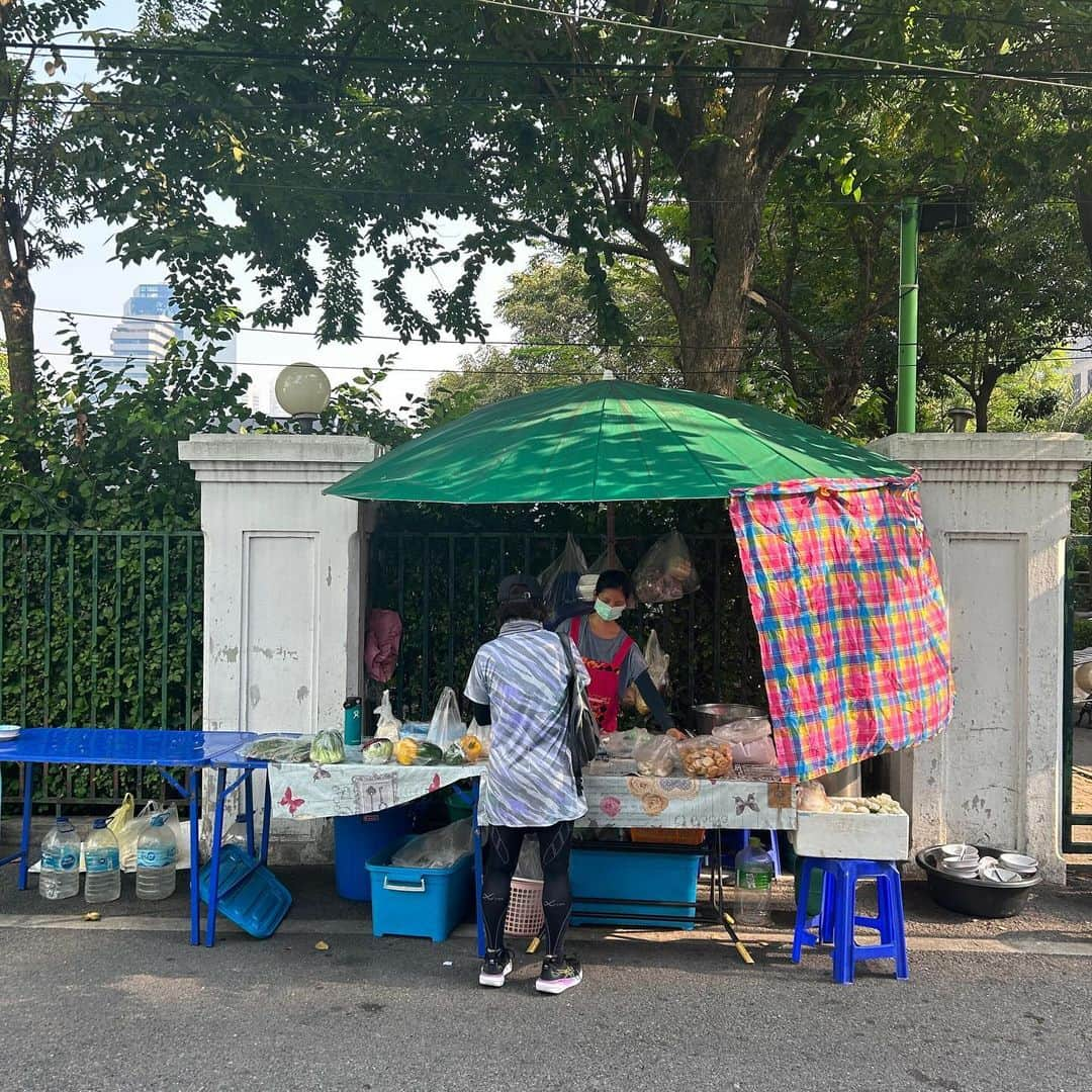 エダジュンさんのインスタグラム写真 - (エダジュンInstagram)「バンコク４日目の朝おやつ。  えーっと、 朝といえば、おやつですので…（なんでもありw）  タイ風の豆花、 タオフワイナムキン(豆腐しょうが汁) を食べに行きました🇹🇭  駐在されているインスタのフォロワーさんが、 教えて下さったお店で、絶対行こうと思ったお店の一つでした。  これこそ、THEローカルフード！ 朝６時くらいから３〜４時間しかやってないらしく😳ベンジャシリ公園に隣接して屋台がありました✨  初めて食べたのですが、 豆腐がふわふわとしていて、しょうが汁で身体がポカポカ。  豆類の食感もよく、揚げたパンのサクサク具合で、甘じょっぱいし、ふわふわザクザクの食感もあるので、サッと食べられました。  バンコク飯で胃が疲れたな〜って時に、とてもおすすめだなと思いました☺️  地元の方は、豆乳を沢山買っていたので、 自家製豆乳もうまいんだろうなー😋  さ、身体にいいことしたので、 お昼ごはんも楽しんでくぞ〜  #バンコク旅行 #バンコクグルメ  #エダジュン」12月10日 12時00分 - edajun