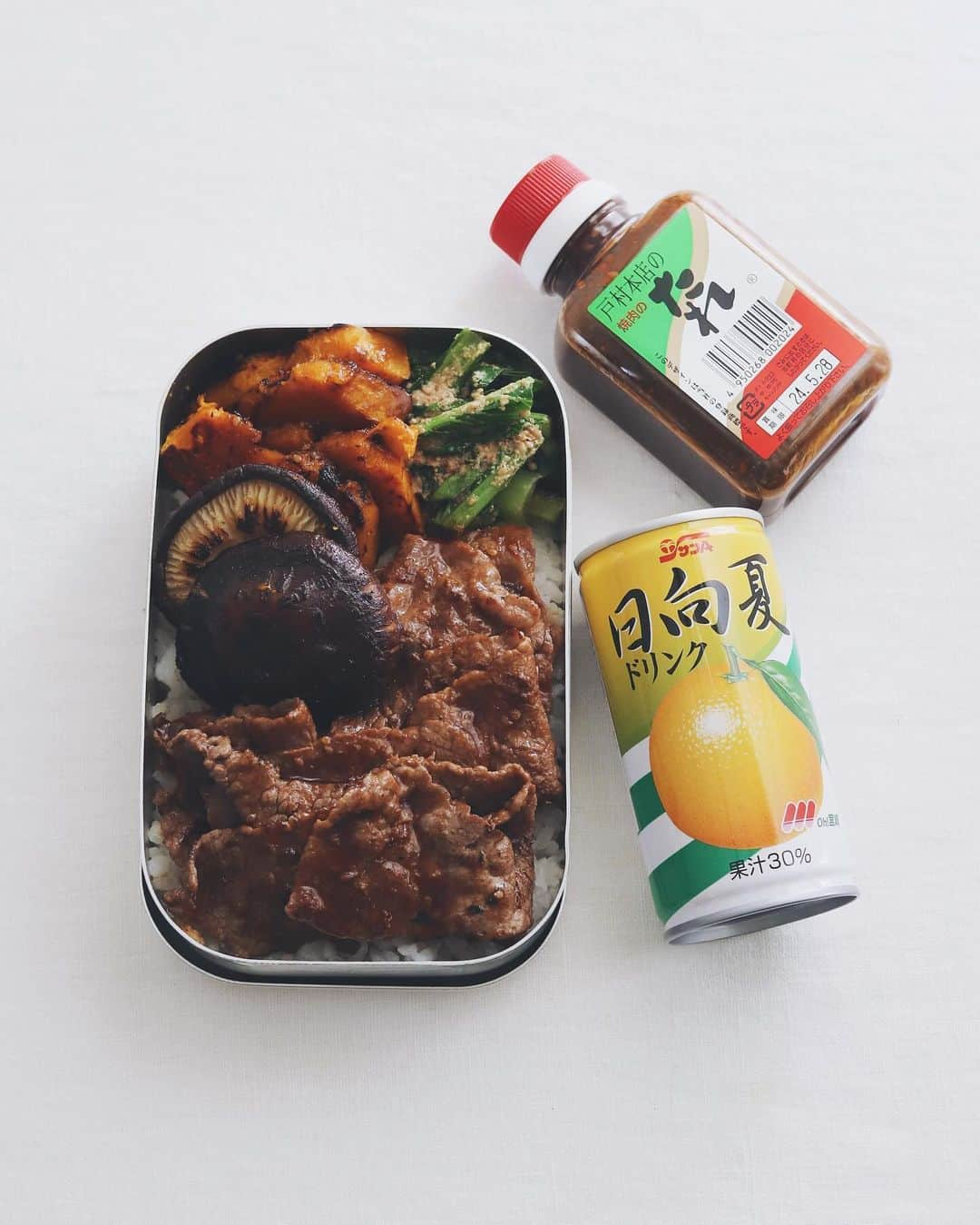 樋口正樹さんのインスタグラム写真 - (樋口正樹Instagram)「Today's Bento  日曜昼に少し贅沢な焼肉弁当。 お肉は宮崎牛の切り落としで 戸村本店の焼肉のたれを使い 白飯の上にたっぷりと重ねて、 一緒に焼いた椎茸とカボチャ、 あと小松菜の胡麻和え添えて、 食後の日向夏ドリンク付きで😋  お肉はもちろん美味しいけど 実は椎茸がお肉に負けてなく 肉の脂と旨みを含むと超絶品👍  動画は宮崎県の高原町で見た 美味しい椎茸を育ててるとこ。 とても心地よい環境のなかで 美味そなのがスクスクしてた🍄  . #焼肉弁当 #お弁当 #戸村本店の焼肉のたれ #田中椎茸 #美味しい椎茸 #日向夏ドリンク #yakinikubento #bento」12月10日 12時03分 - higuccini