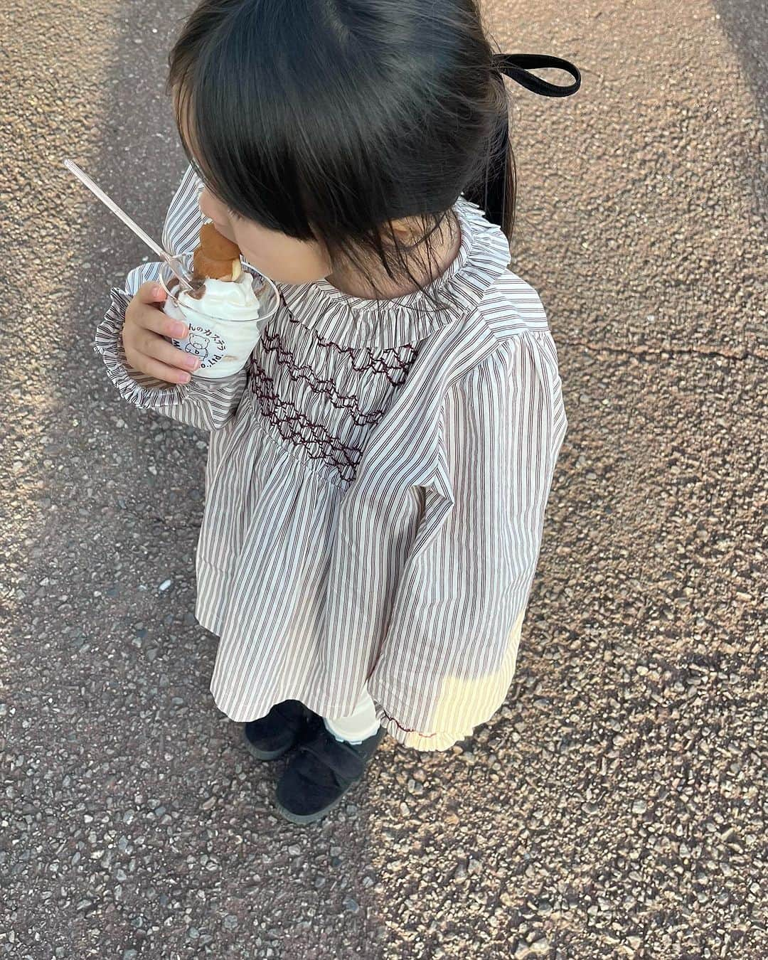 丸林広奈のインスタグラム：「12月と思えない暖かさ。 おちびはコートも脱いで、くまさんアイス🍨」