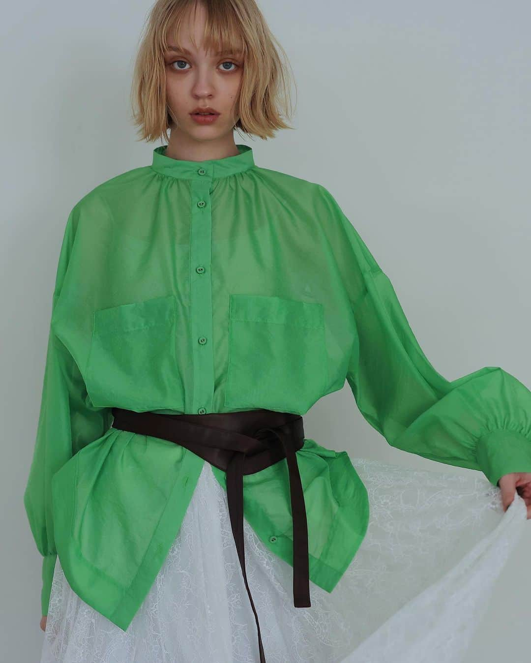 DRESSLAVEさんのインスタグラム写真 - (DRESSLAVEInstagram)「. 【 12.7(Thu) in stock 】  ☑︎ organdy band collar round blouse Color : green / blue  シャーベットカラーがスタイリングに映えるシアーシャツ。 重たくなりがちな冬のスタイリングに目を惹くカラーリングとシアーが抜け感をプラス。  ラウンドカットのヘムラインが動きを表現し、ボトムスとのバランスがとりやすい一着。 カーディガンの下やニットプルオーバーの下にも合わせやすいよう、細めのバンドカラーに仕上げました。  商品の詳細はプロフィールのURLよりご覧いただけます。  プロフィールはこちらから ▷  @dresslaveofficial   #DRESSLAVE #ドレスレイブ  #23aw #23autumn #23winter #outer #秋冬 #秋 #冬 #sheer #blouse #shirts #カラーシャツ #ブラウス #シアーブラウス」12月10日 12時05分 - dresslaveofficial