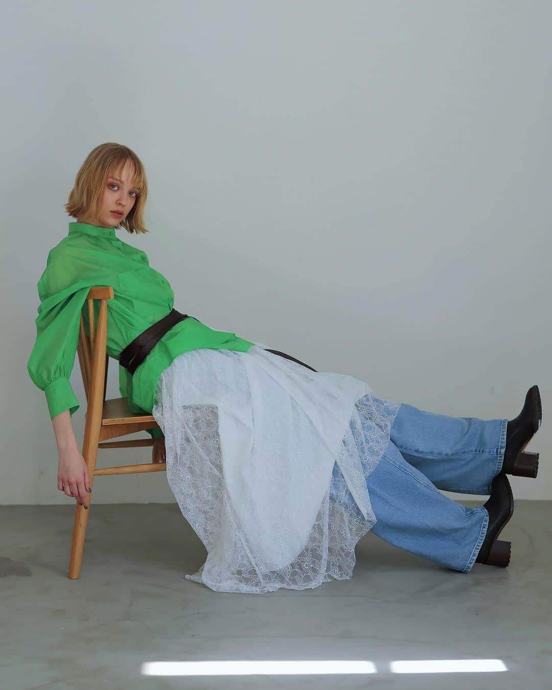 DRESSLAVEさんのインスタグラム写真 - (DRESSLAVEInstagram)「. 【 12.7(Thu) in stock 】  ☑︎ organdy band collar round blouse Color : green / blue  シャーベットカラーがスタイリングに映えるシアーシャツ。 重たくなりがちな冬のスタイリングに目を惹くカラーリングとシアーが抜け感をプラス。  ラウンドカットのヘムラインが動きを表現し、ボトムスとのバランスがとりやすい一着。 カーディガンの下やニットプルオーバーの下にも合わせやすいよう、細めのバンドカラーに仕上げました。  商品の詳細はプロフィールのURLよりご覧いただけます。  プロフィールはこちらから ▷  @dresslaveofficial   #DRESSLAVE #ドレスレイブ  #23aw #23autumn #23winter #outer #秋冬 #秋 #冬 #sheer #blouse #shirts #カラーシャツ #ブラウス #シアーブラウス」12月10日 12時05分 - dresslaveofficial