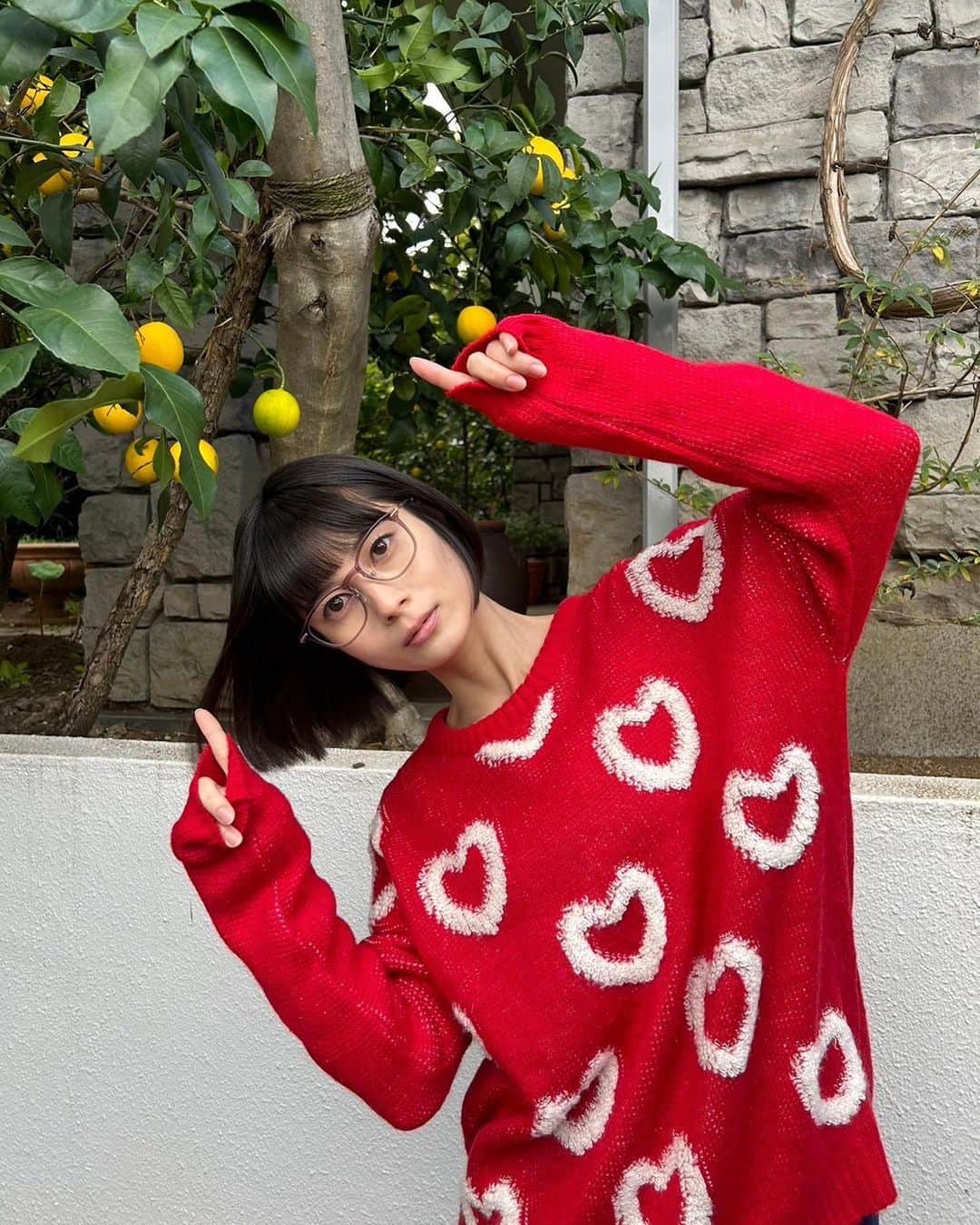 大久保桜子のインスタグラム：「お知らせです。 1月期ドラマ「リビングの松永さん」に服部あかね役で出演致します。よろしくお願いします🤓」