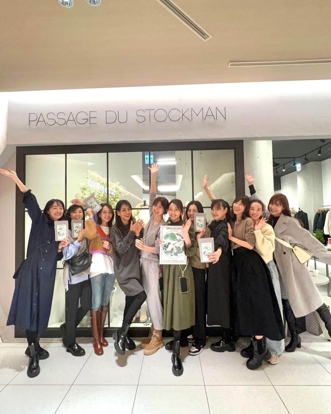 織香のインスタグラム：「12/8から始まった ❤️❤️❤️Super Warm popup❤️❤️❤️  レセプションには沢山のモデルズが応援に駆けつけて本当に心温まる会に😍  マエノリさんがparisでセレクトしたお洒落なアイテム🇫🇷お値段もお手頃‼︎ @maenorichang   ミホちゃんのジュエリー💍27.allen ストックマン限定のパールとチェーンのロングネックレスにみんな夢中🥰 @27.allen_miho  @27.allen_me.time   桂子ちゃんのラグジュアリーよもぎtea🌿 美味しい！と大好評で通りがかりの方にも沢山買っていただきました〜🎉 @keiko_ashida  @graces_beaute   イベントは今日12/10までなので ぜひ皆様お立ち寄りくださいね🤗  恵比寿ガーデンプレイス センタープラザB1 パサージュドゥストックマン @pdst.jp   そして、今回京都のMALAMA PLACEというスコーン屋さんも出店❣️ 初めて食べたけど、モソモソ感なくしっとりしててとっても美味しいスコーン😋 桂子ちゃんのラグジュアリーよもぎteaとの相性もバッチリで今後も一緒にイベントできそうな予感〜楽しみだなぁ💕  #来てくれた皆様ありがとうございます  #感謝の日 #popup」