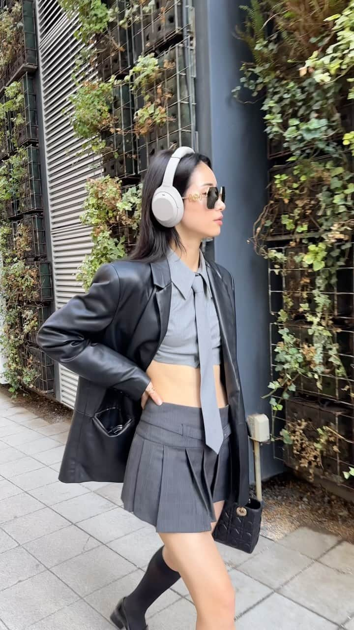 葉月蓮のインスタグラム：「🎧🏛️🪙🩶🔝💬  #japanesegirl #shibuya #tokyo #sonyheadphones #ソニーのヘッドホン #ヘッドホン女子 #zaraコーデ #ファッションコーデ #ヘッドホンコーデ」