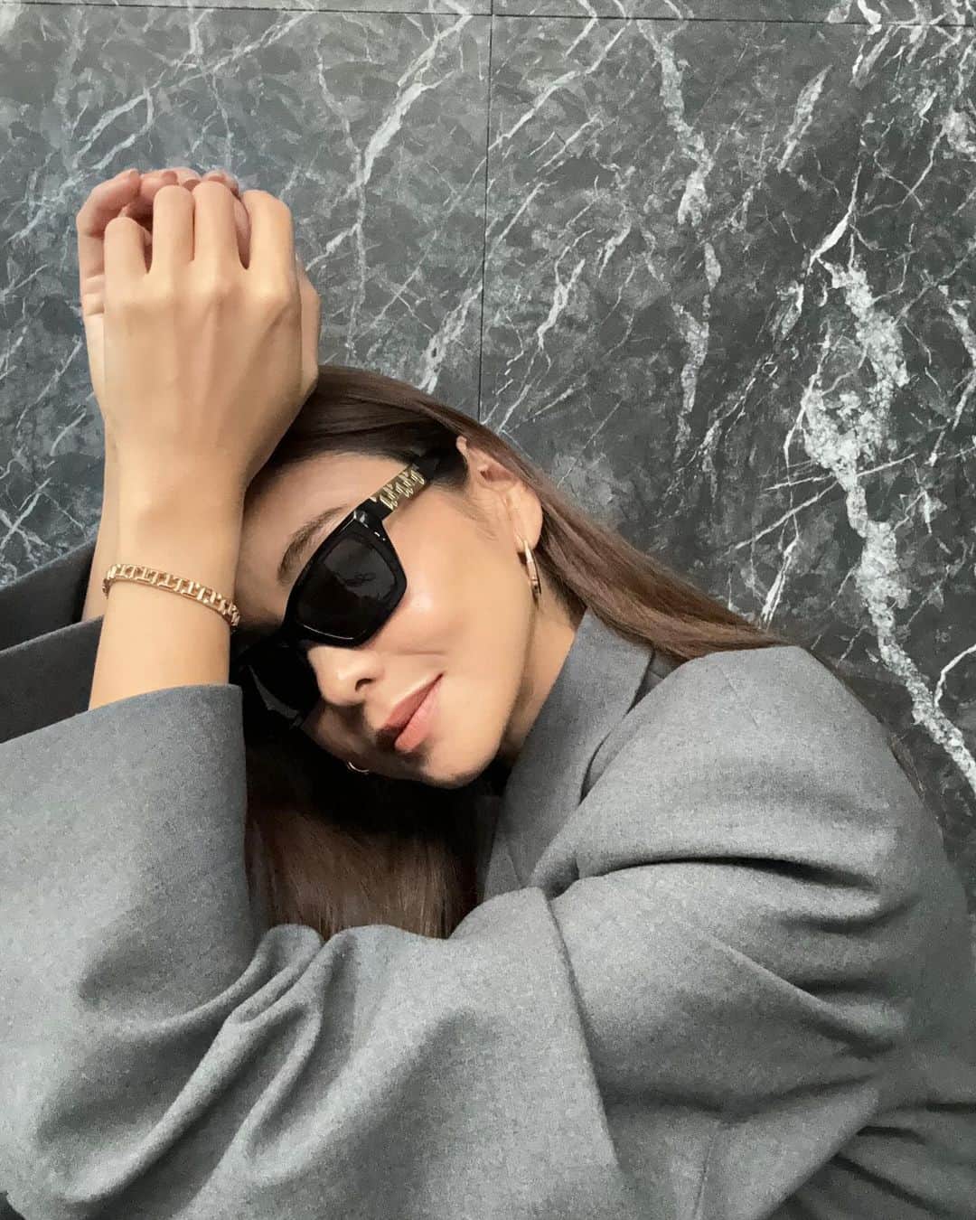 滝沢眞規子のインスタグラム：「ティファニーのアイコニックなモチーフ「Tiffany T」がリッチなアイウェアに✨ ジュエリーとのコーディネートも楽しいです☺️  @tiffanyandco #TiffanyEyewear #TiffanyT #EssirolLuxottica #PR」