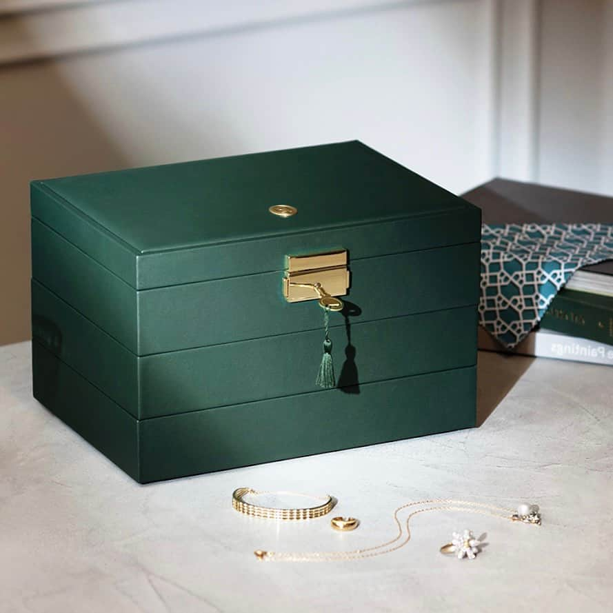 ビズーのインスタグラム：「【New jewelry box】BIJOUTIER  🎄クリスマス期間限定特典🎄  12/9より発売となった新作ジュエリーボックス「ビジュティエール」に、クリスマスだけの特別な特典をご用意しました。  特典①Xmas限定のお得な 3段セット 「ビジュティエール」の3段セットは、リングが50本以上も収容できる大容量！ジュエリー愛好家の方にも満足いただける充実の内容です。通常のスタッキングトレーでご購入いただくよりも、5,500円お得なクリスマスの期間限定プライスでお届けします。大容量のジュエリーボックスをお探しの方は、是非この機会にお迎えください。  特典②ビズーオリジナルのジュエリークロスをプレゼント クリスマスまでの期間限定で、ジュエリーボックス「ビジュティエール」をご購入いただいた方全員に「ジュエリークロス」をプレゼント。  特典③無料ギフトラッピング ギフトラッピングをご希望のお客様には、リボンをおかけしてお届けします。ご注文からすぐにお届けできる即日発送商品なので、クリスマスギフトをお探しの方にも、お勧めです。  ＜Xmas特別キャンペーン実施期間＞ オンライン：2023/12/09(土)18:00〜12/26(火)10:59 ビズー直営店：2023/12/09(土)～12/25(月)  #BIZOUX #colorstonejewelry #ビズー #カラーストーンジュエリー」