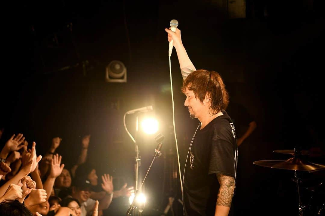 横山健のインスタグラム：「2023.12.9 “These Magic Words tour” @ U STONE, Shiga, Japan  最高のライブだった。  真似してみたよ。  Photo by Yasumasa Handa  #チバユウスケ #thesemagicwordstour #kenyokoyama #横山健 #pizzaofdeath」