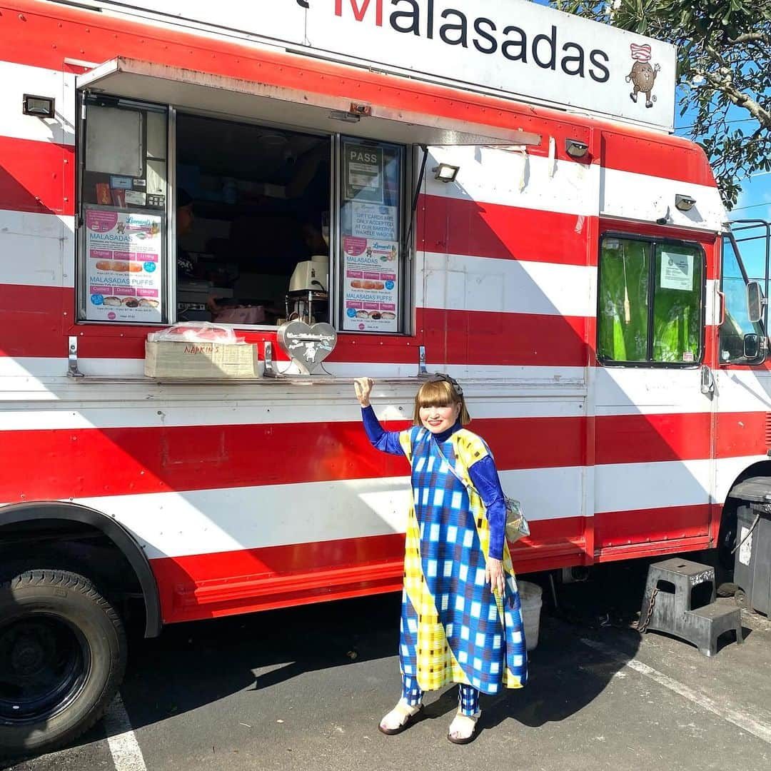 黒柳徹子のインスタグラム：「今日は、MALASADA (揚げパン)買って、アツアツの出来立てを、車の中で食べながらアウトレットに来ました💕只今、お買い物中！」