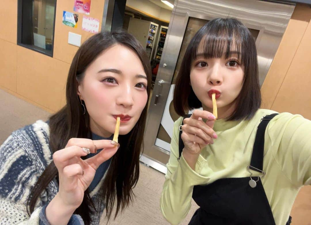 岡田紗佳さんのインスタグラム写真 - (岡田紗佳Instagram)「今週もお疲れ様でした🌟 いつとかなりんのインスタで見てた文化放送の「おいでよ！クリエイティ部」に木曜お邪魔しました！ そして伸びた爪も年末に向けてゴールドに！ あやかさんのセンスが半端なく好きすぎる🥹💗 キラキラだけど上品に仕上げてもらいました〜！ フラッシュネイルってやつだから、Mリーグのライティングでどう映るか楽しみだなぁ」12月10日 12時31分 - sayaka_okada