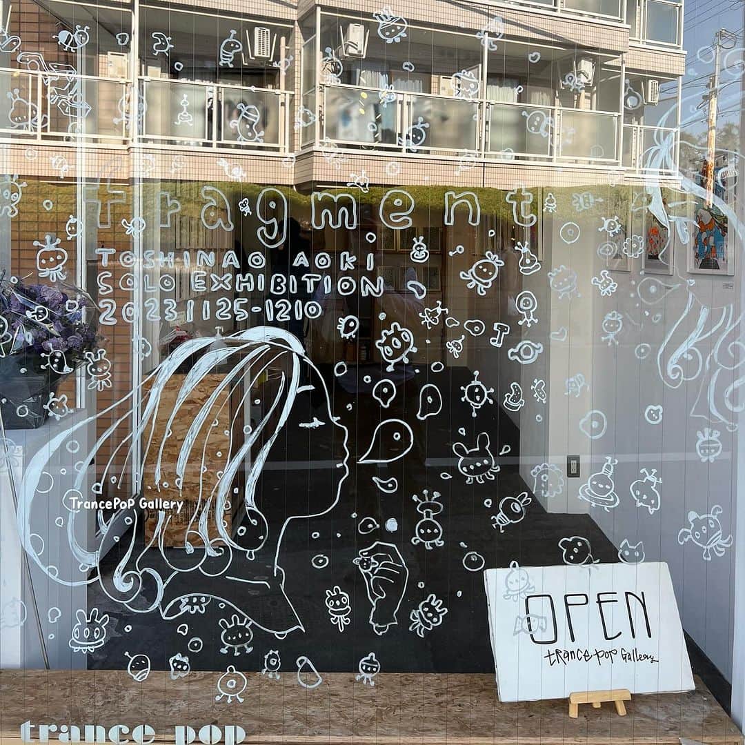 青木俊直のインスタグラム：「本日最終日、京都出町柳トランスポップギャラリー個展「fragment」オープンしています。青木も在廊しています！ この場に及んで名刺サイズの絵を6点追加しました！ 18時までお待ちしています！」