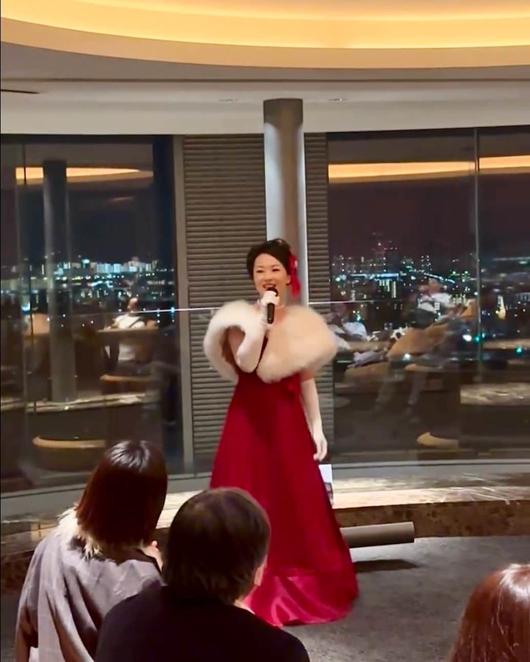 花城アリアのインスタグラム：「昨日は、お知り合いの芦屋のご邸宅にて 歌を歌わせて頂きました😊🎶🎶 ご夫妻に、確か私が21歳の頃（若っ！笑） 初めて歌を聞いて頂いてからのお付き合いで😆✨✨ よしこちゃんの歌を皆さんに聞いて貰いたかったと お招き頂き（本名です　笑） ずっと変わらず私の事を思って下さっている事が とても嬉しいです😢💓  お集まりの皆様もお優しい方ばかりで 楽しそうに歌を聞いてくださいました☺️🎶 しかも、24日のクリスマスライブにも お越し下さると仰って下さる方がいて 嬉しい限りです😭💓💓  素晴らしいご邸宅に久しぶりにお伺いできて ご夫妻と、皆様に温かいお気持ちを頂き 楽しい時間を過ごさせて頂きました😊🎄❣️✨✨」