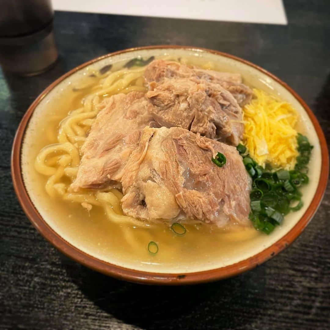 木村ひさしさんのインスタグラム写真 - (木村ひさしInstagram)「最高のおっさんの最高の昼ごはん。 大嶺商店　軟骨ソーキそば 今年、3回振られてやっと食べられました。やっぱり美味いぜ。また、食べたい😋 #最高のおっさんの沖縄料理  #2024チャレンジ第一弾」12月10日 12時38分 - kimura.hisashi