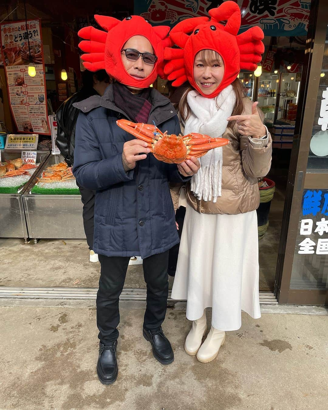 朝市広場さんのインスタグラム写真 - (朝市広場Instagram)「よう来てくれました🤲 カニさんは買うてくれんかったけど… 次こそは買っててってよ？🤣 _______________________________________________ 株式会社ユラクグループ 朝市広場は旅館「湯楽kinosaki Spa＆Gardens」の直営店🛖 ネットショップ楽天市場で食品売上ランキング1位を獲得実績あり✨ カニの他に鮮魚、お土産も多数販売中🎉 城崎温泉でカニを買うなら朝市広場で🎵  #かに #松葉がに #セコガニ #かに刺し #香箱ガニ #グルメ #兵庫 #記念撮影 #かに料理 #温泉 #温泉巡り #城崎 #城崎温泉 #旅行 #温泉旅行 #女子旅 #兵庫グルメ #新婚旅行 #観光地 #観光 #湯楽 #朝市広場 #カニ好きと繋がりたい #全国宅配 #ネット通販 #japan #kinosaki #trip #crab #youtube」12月10日 12時39分 - matsubagani_asaichihiroba