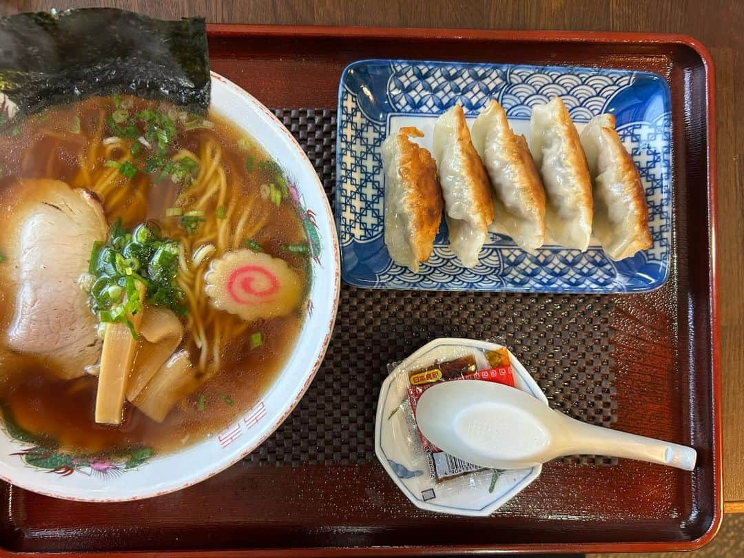 井林辰憲のインスタグラム：「. 快晴の日曜日  川根本町千頭の#ゑびすや食堂 へ  #ラーメン餃子セット です。  満腹！！！  #井林ふらり」