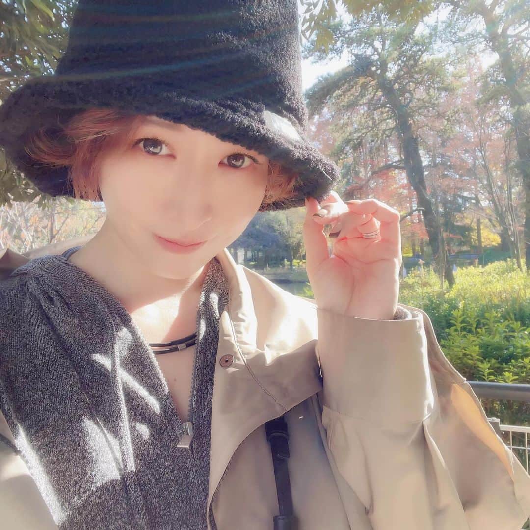 名塚佳織のインスタグラム：「⛲️ 今日も午前中は時間できたので 公園散歩🌿  とっても心地良い天気🕊️」