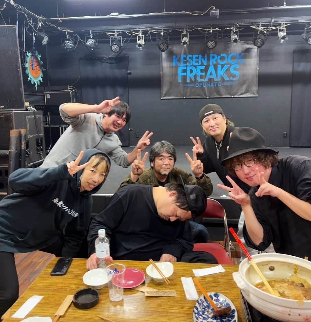 山さんさんのインスタグラム写真 - (山さんInstagram)「大船渡FREAKS 本当にありがとうございました！ 大船渡の皆さんがものすごく温かく迎えてくれて感動しました！ 嬉しい再会もあって、ライブハウス初めての方もいて嬉しかった！ 徳一君とLAWBLOWさん、LOCANDAさんと一緒に 大船渡ならではの特別な夜になりました！ また必ず戻ってきたい🧙🏻‍♀️」12月10日 13時00分 - yamaoka_tomotake